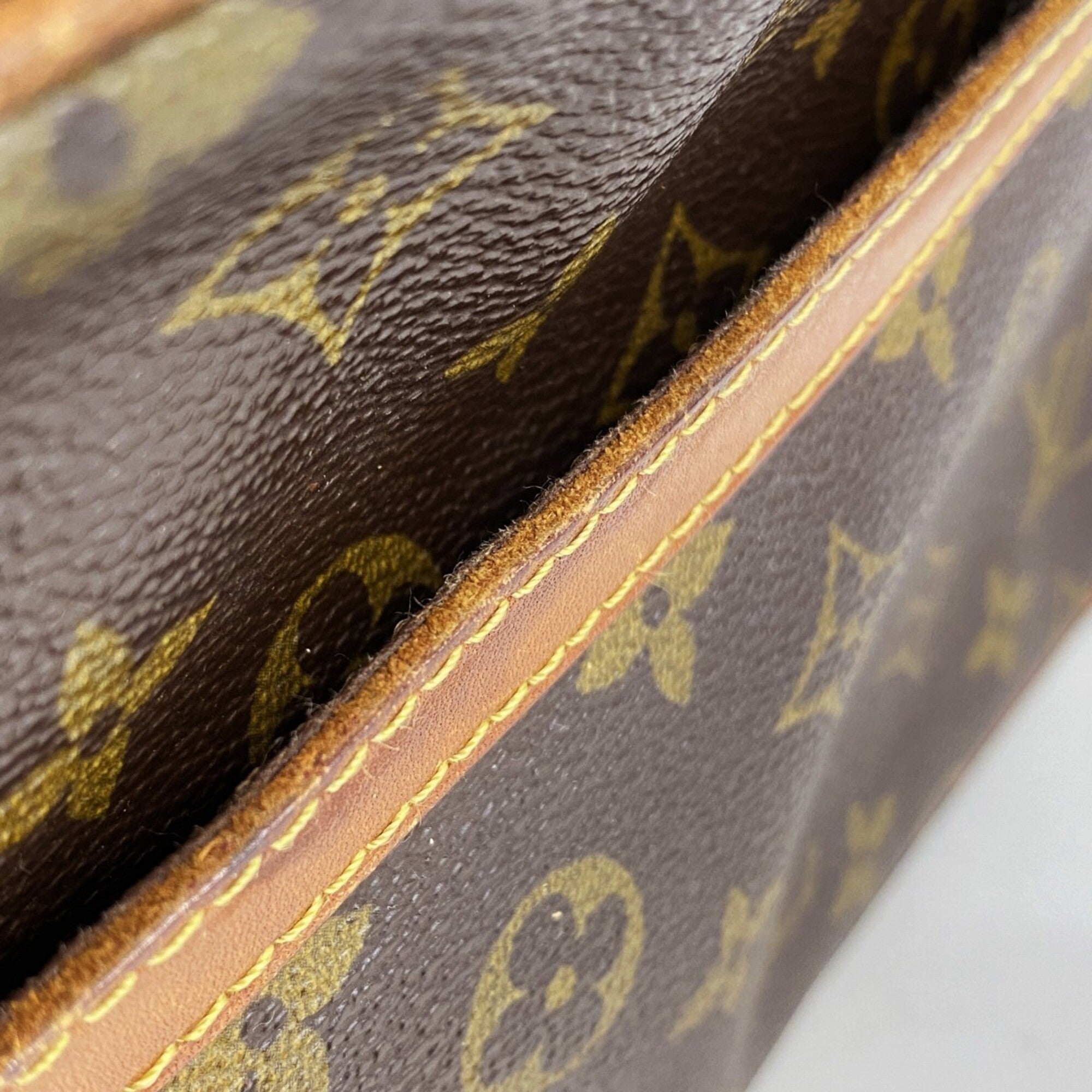 Louis Vuitton Brown Clutch Bag (Pre-Owned)