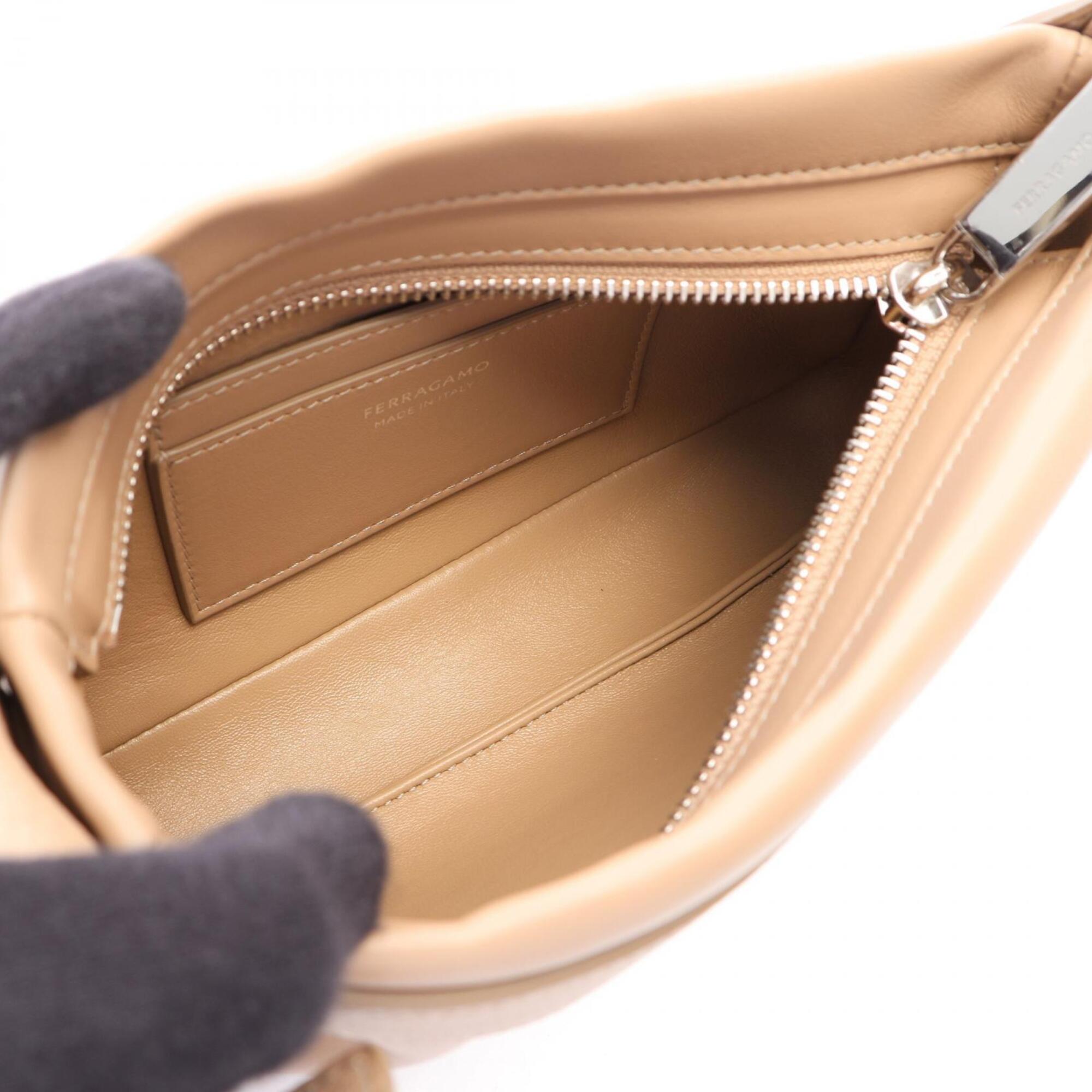 Salvatore Ferragamo Beige Leather Handbag Shoulder Bag (Pre-Owned)