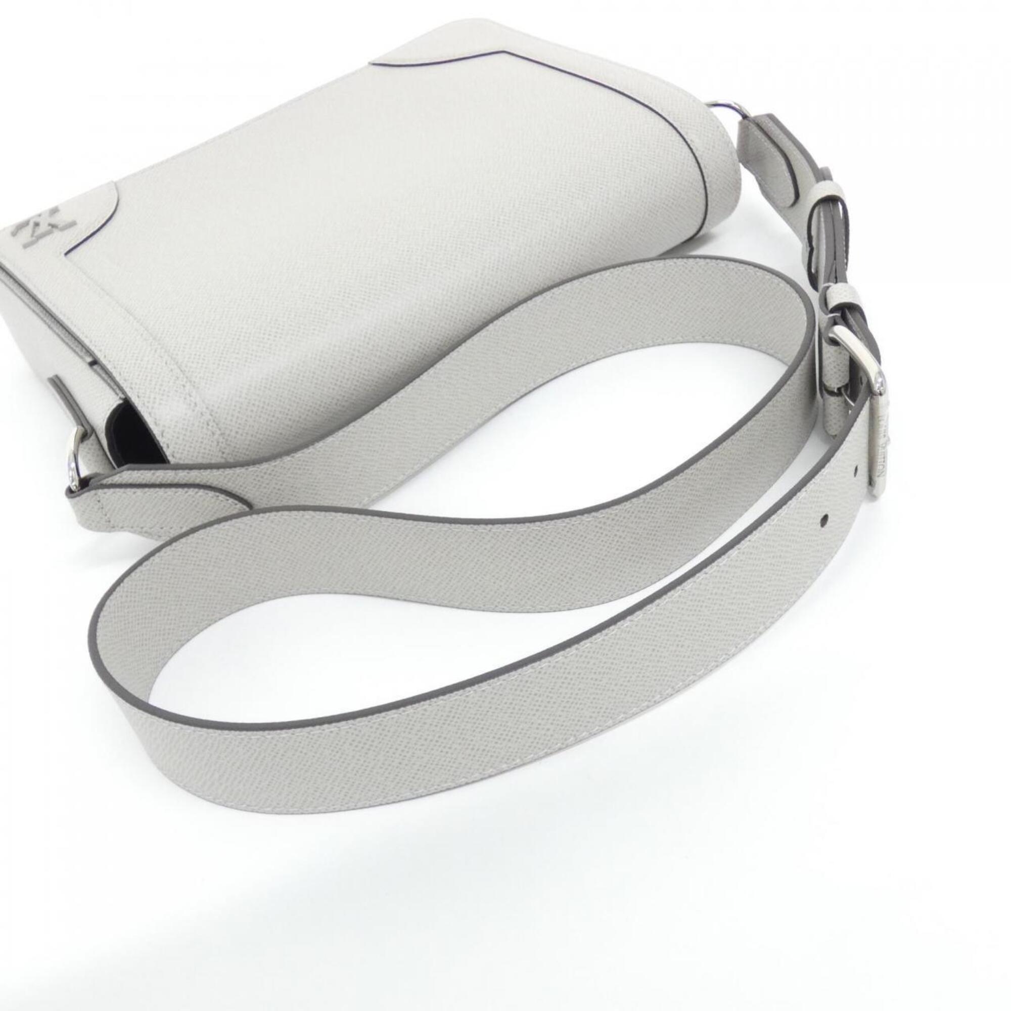 Louis Vuitton Beige Taiga Leather Shoulder Bag (Pre-Owned)
