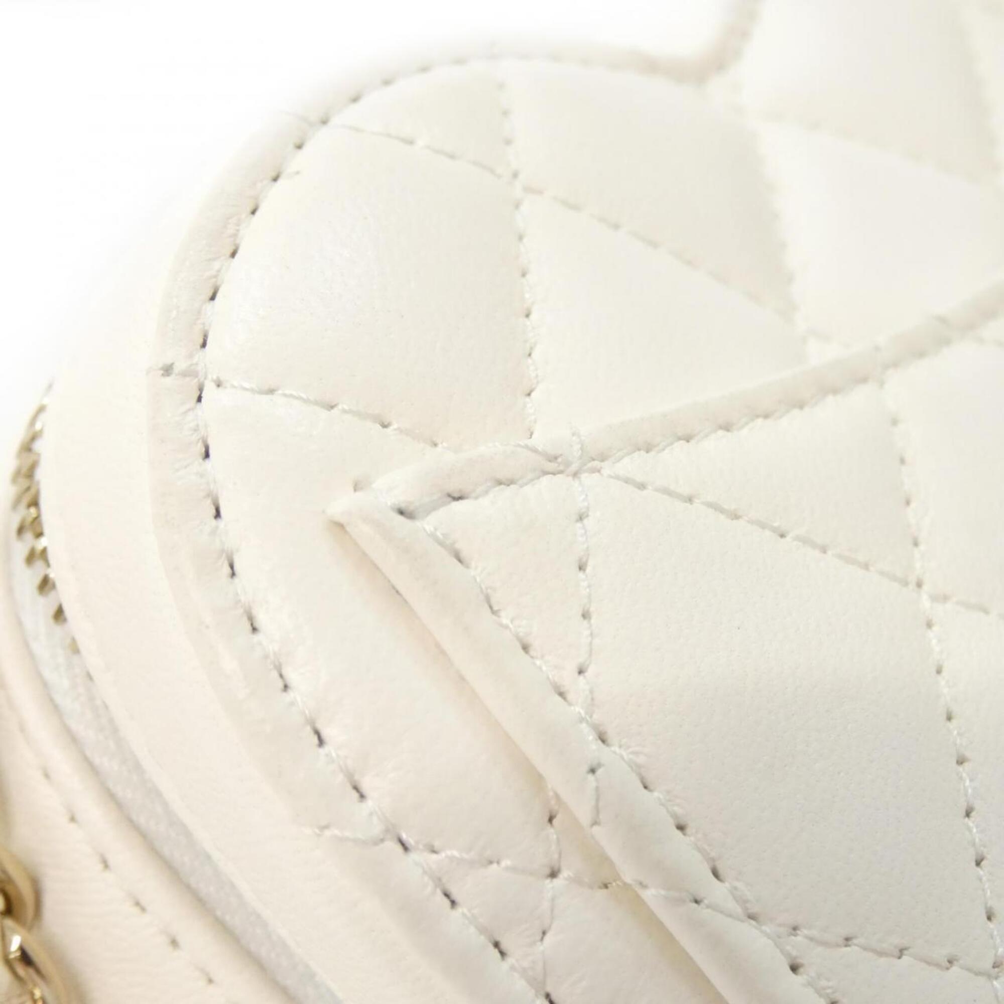 Chanel White Leather Shoulder Bag (Pre-Owned)