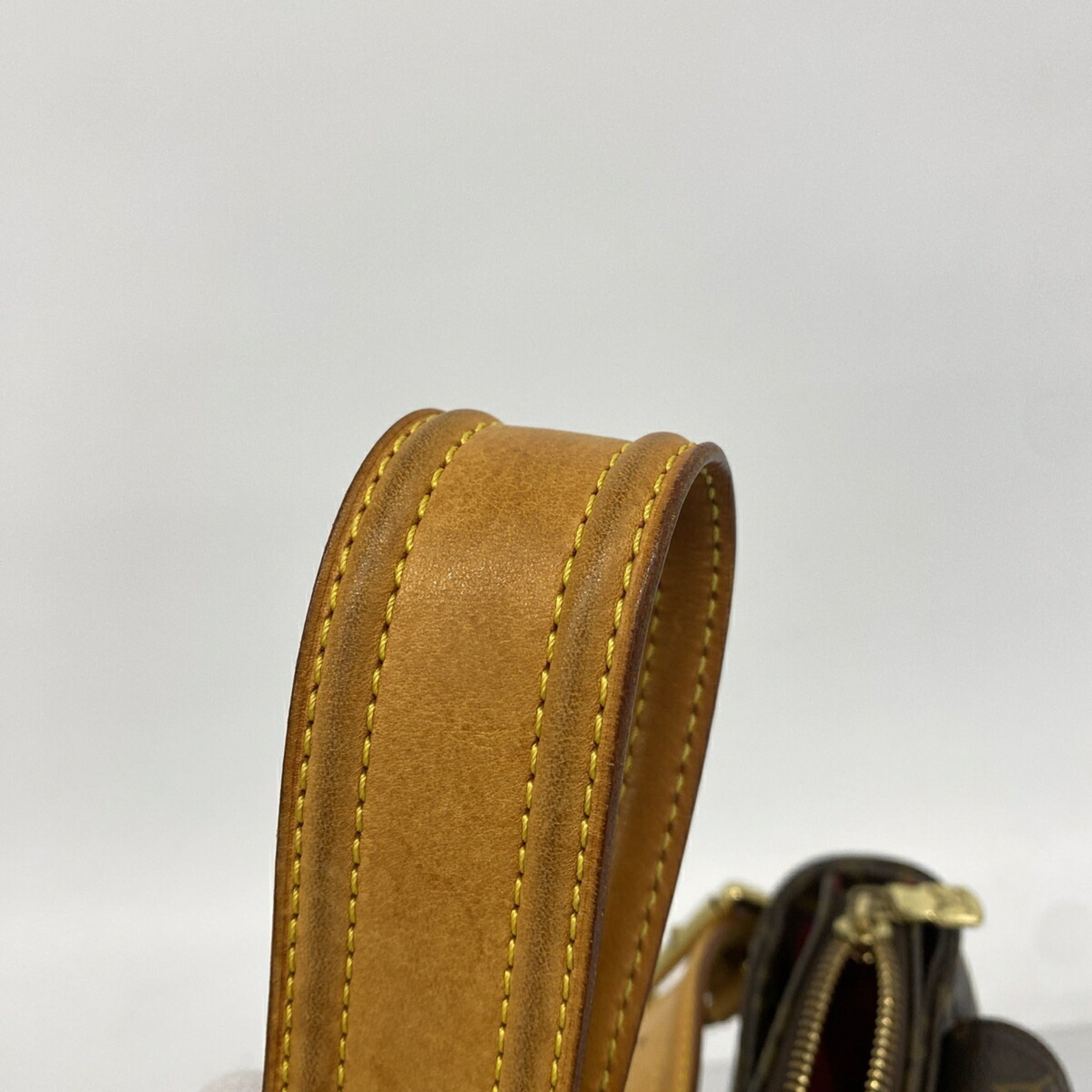 Louis Vuitton Brown Shoulder Bag (Pre-Owned)