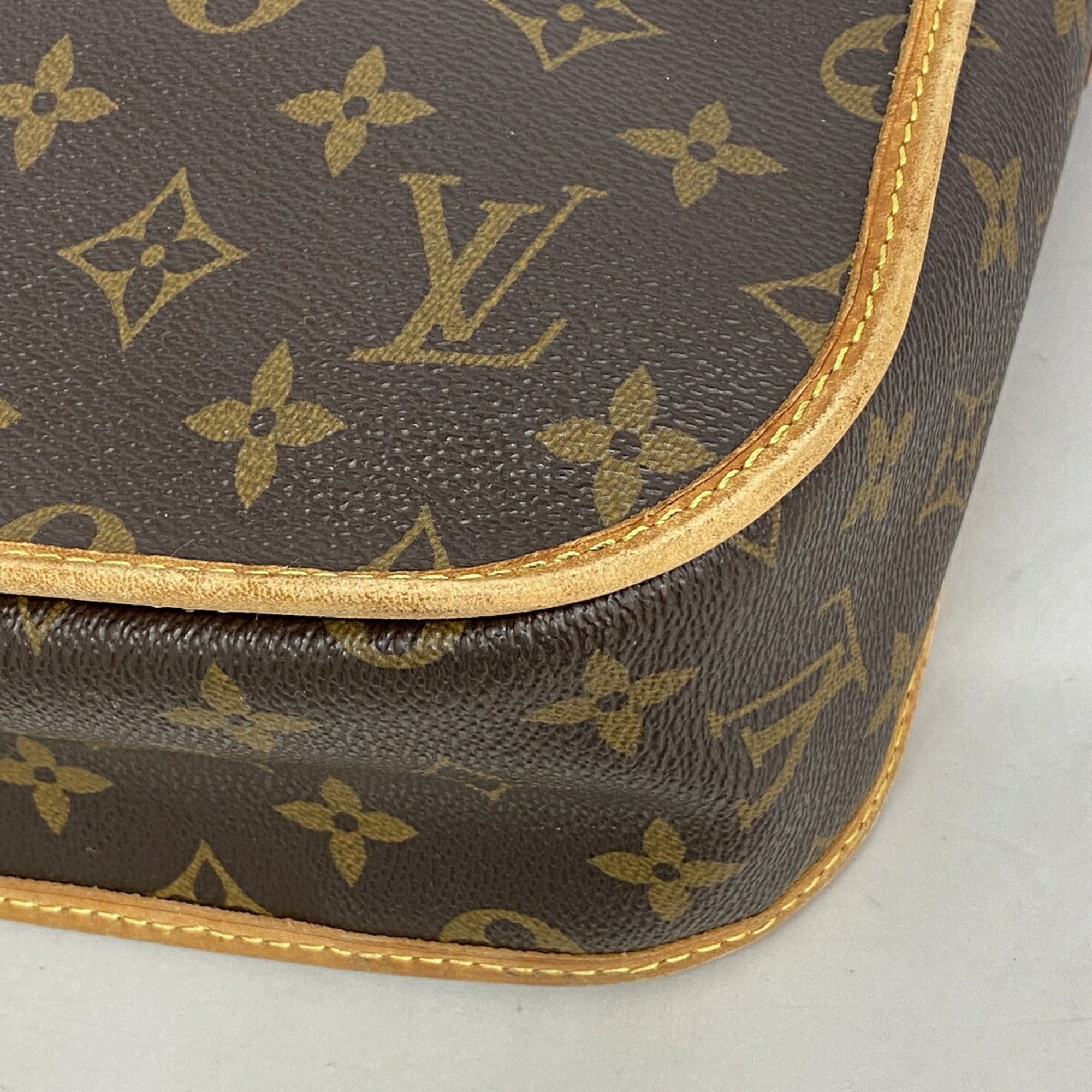 Louis Vuitton Brown Shoulder Bag (Pre-Owned)