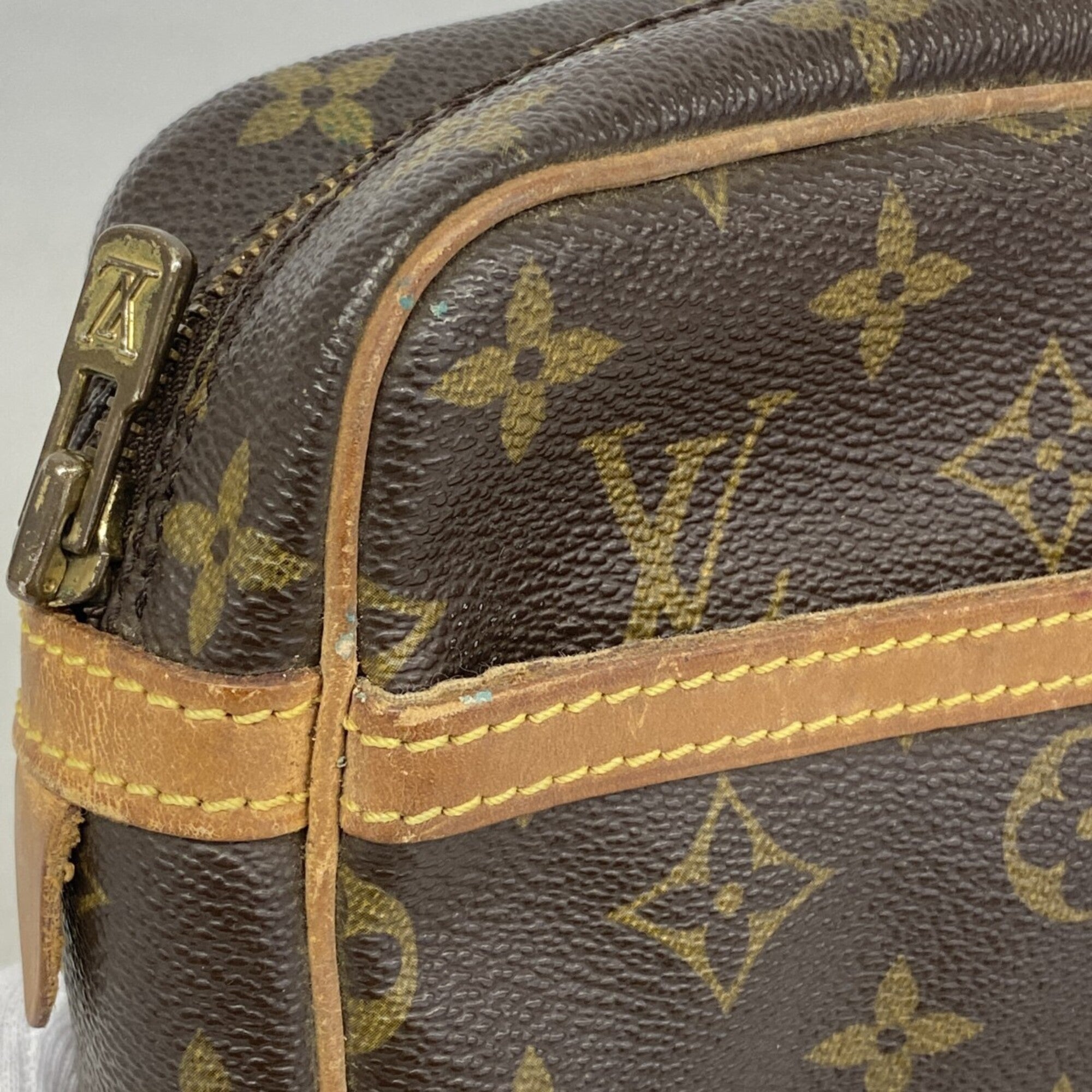 Louis Vuitton Brown Clutch Bag (Pre-Owned)