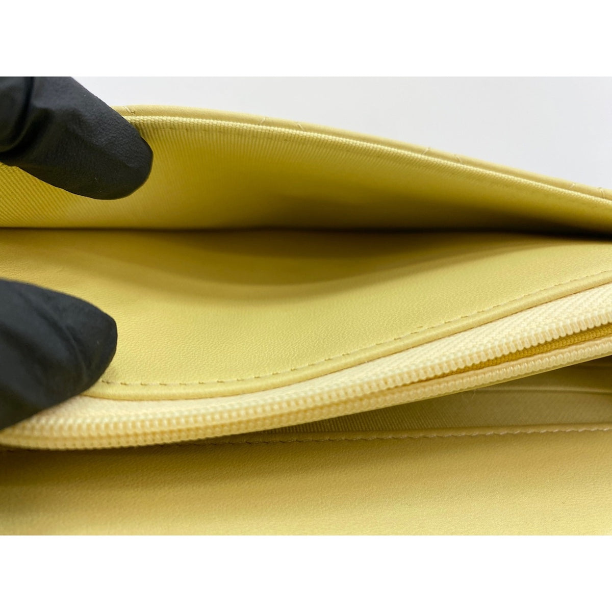 Chanel Yellow Shoulder Bag (Pre-Owned)