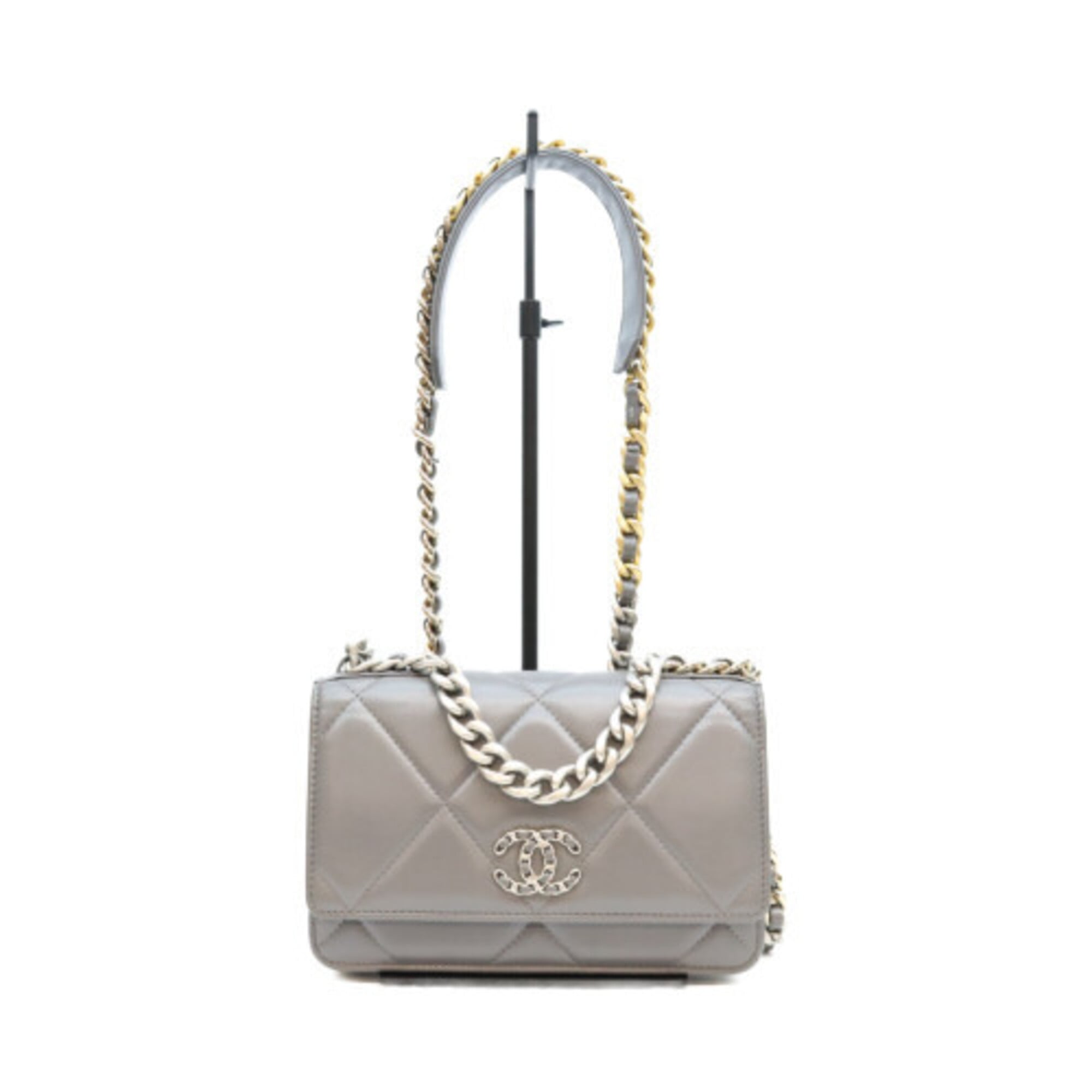Chanel Gray Leather Shoulder Bag (Pre-Owned)