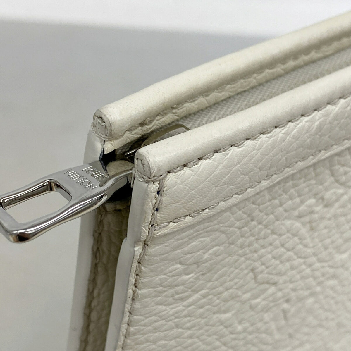 Louis Vuitton Blue White Clutch Bag (Pre-Owned)