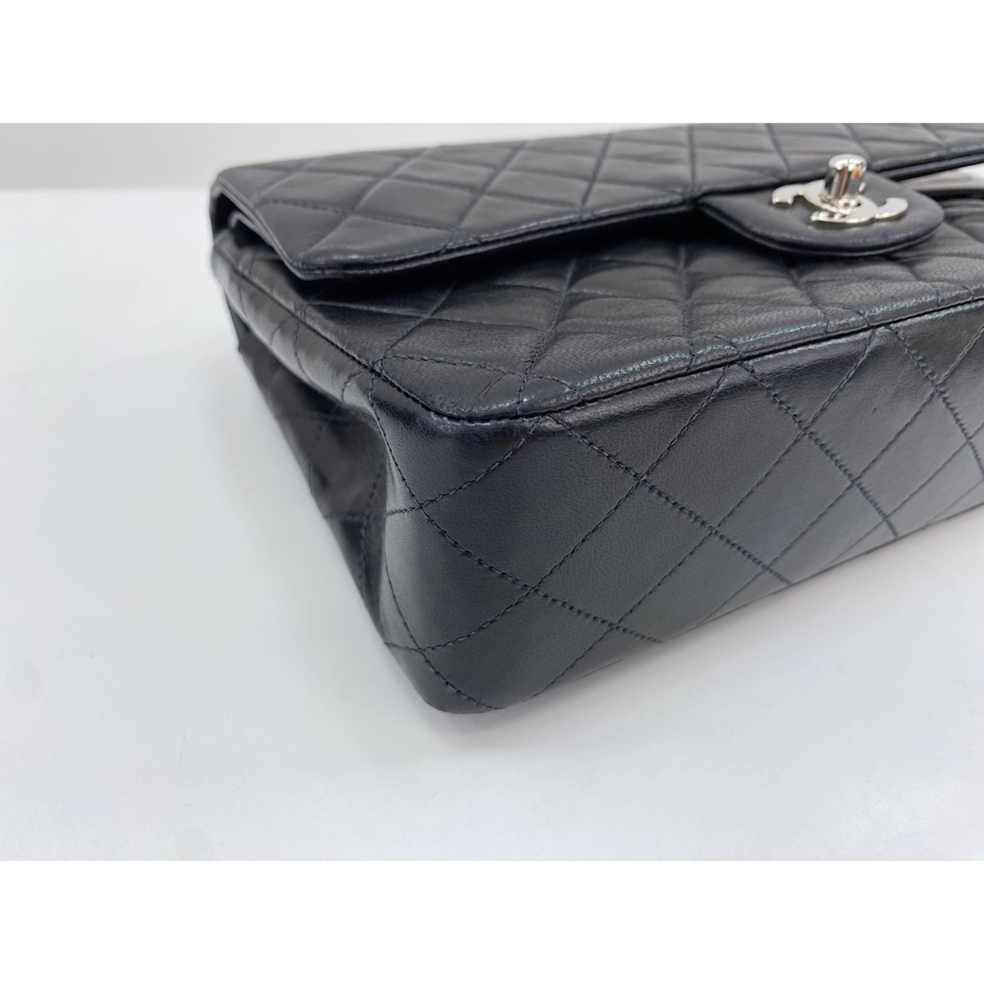 Chanel Black Shoulder Bag (Pre-Owned)