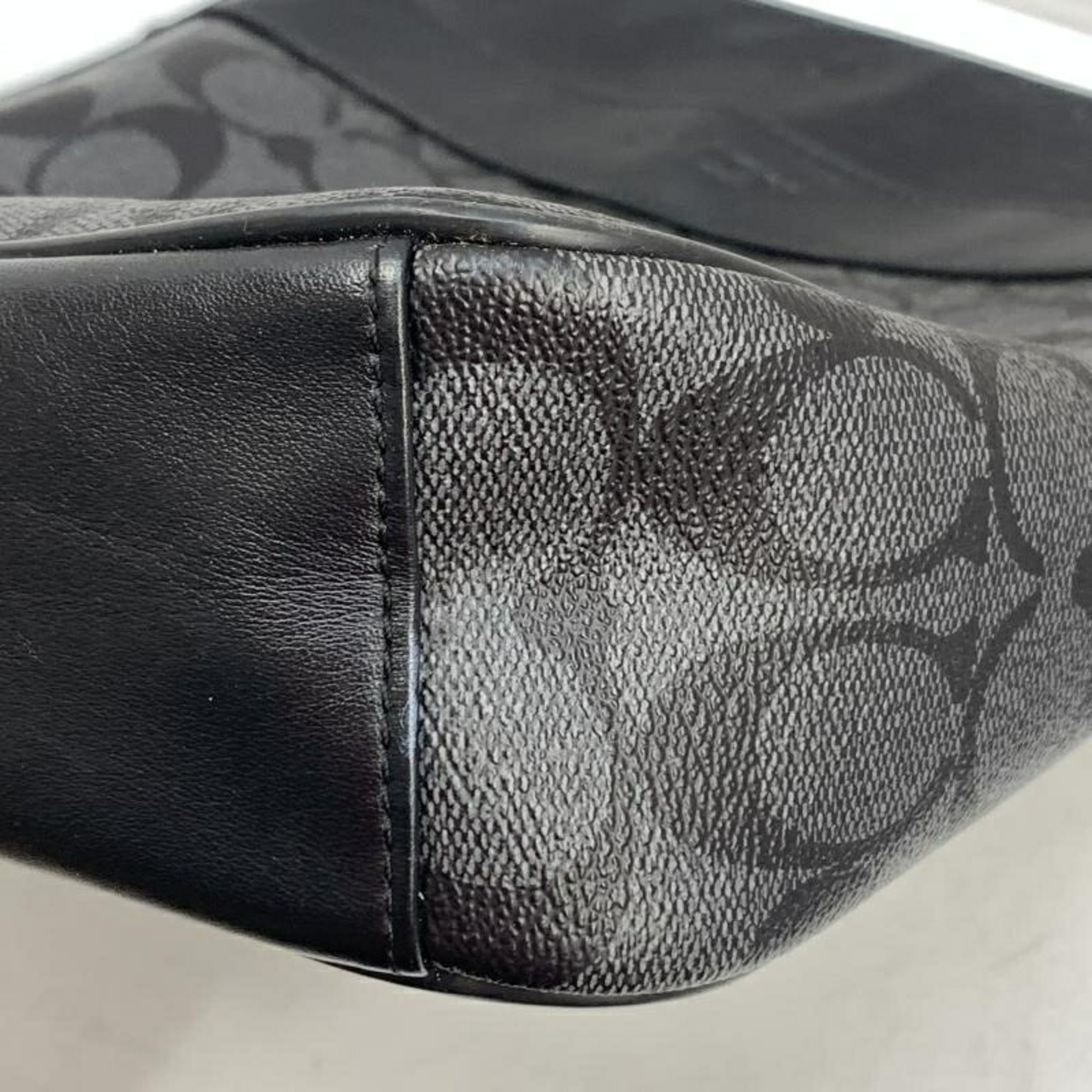 Coach Signature Shoulder Bag (Pre-Owned)