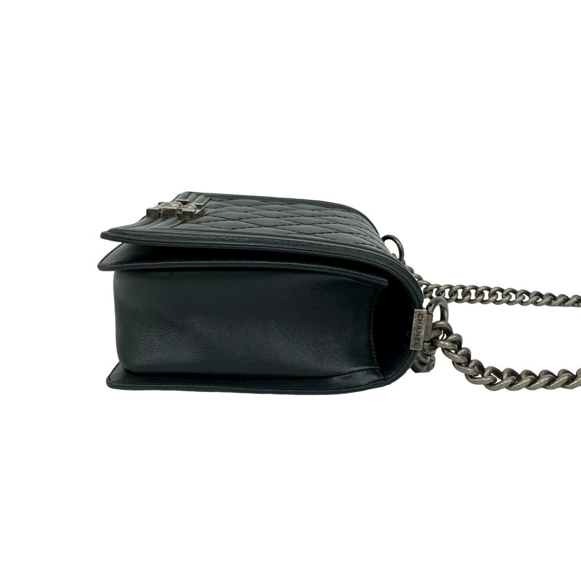 Chanel Black Leather Shoulder Bag (Pre-Owned)