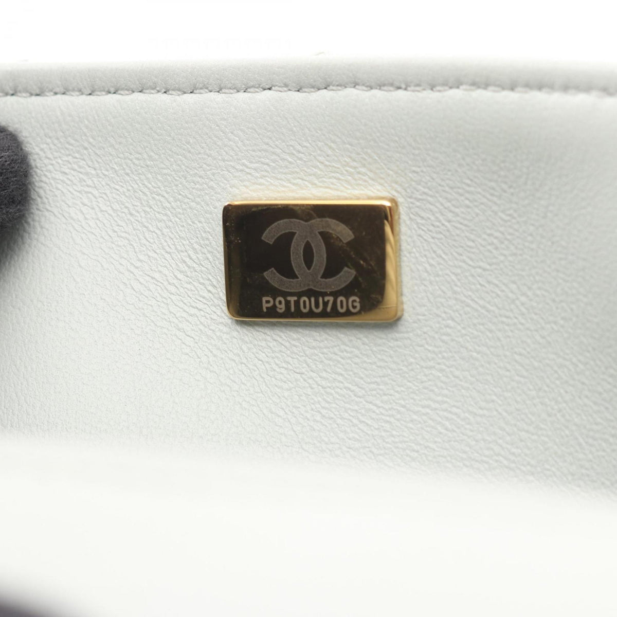 Chanel Gray Leather Shoulder Bag (Pre-Owned)