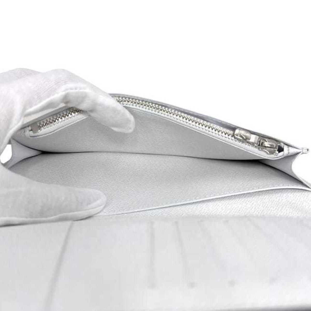 Louis Vuitton White Taiga Leather Monogram Long Wallet (Bi-Fold) (Pre-Owned)