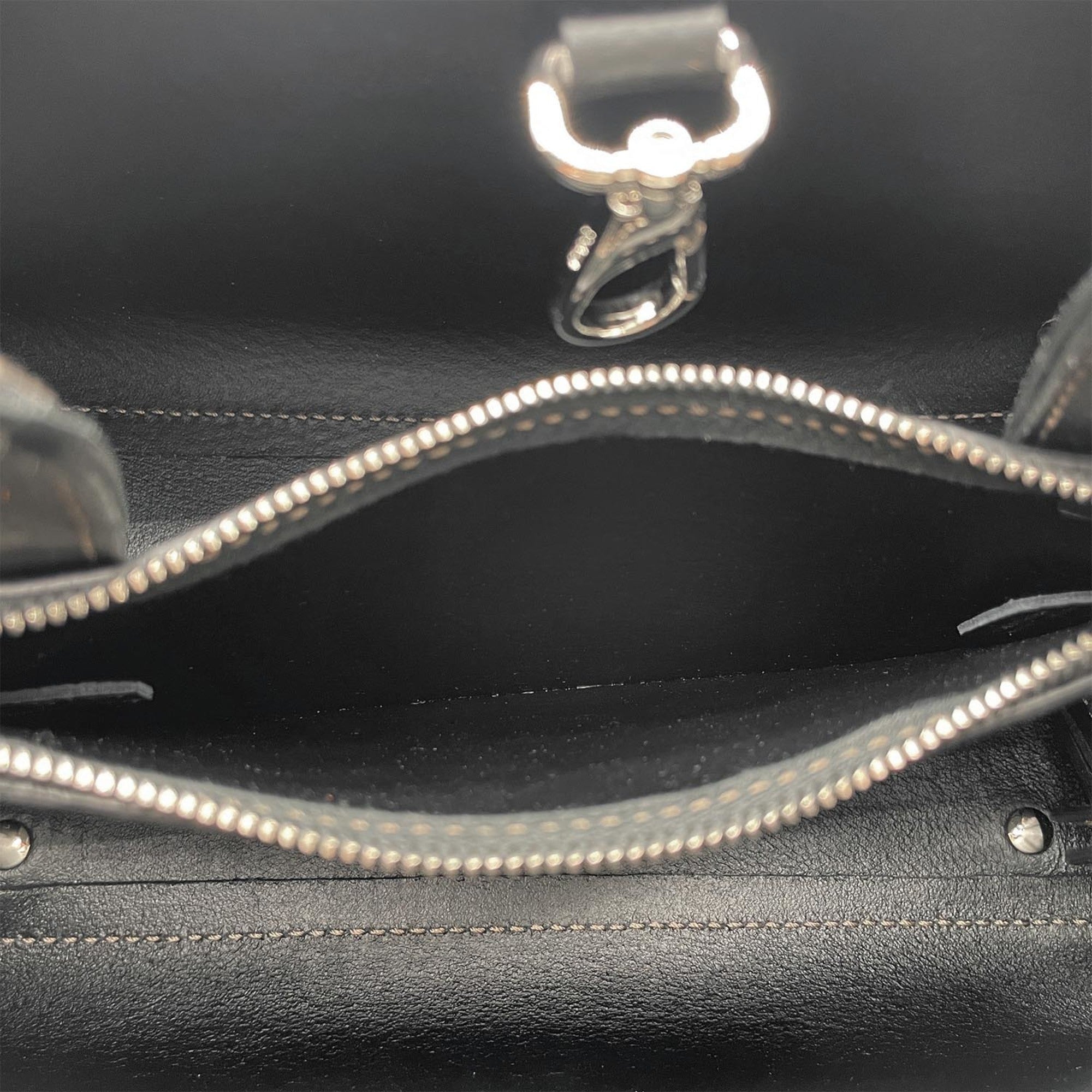 Tod's Black Leather Shoulder Bag Tote Bag (Pre-Owned)