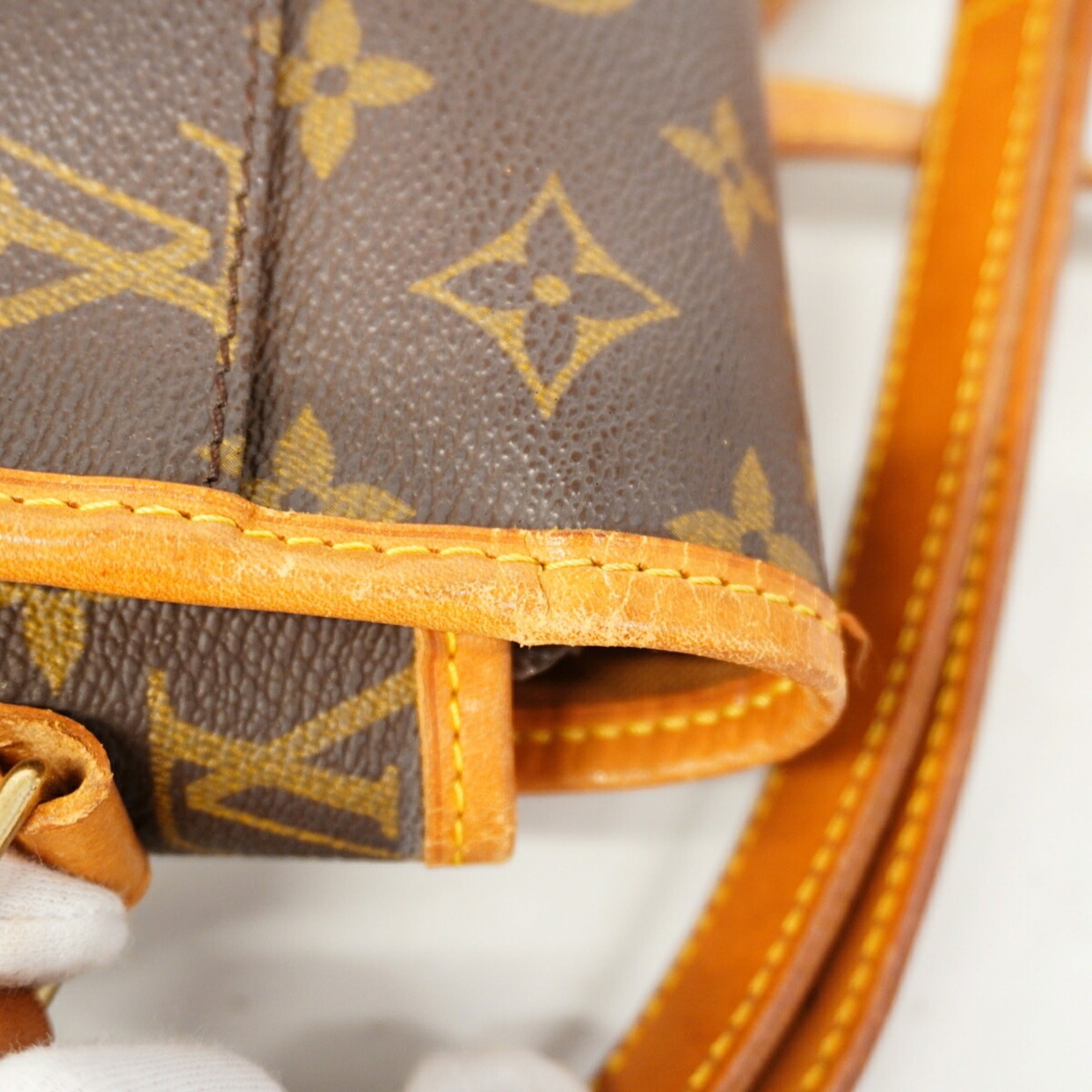 Louis Vuitton Brown Shoulder Bag (Pre-Owned)