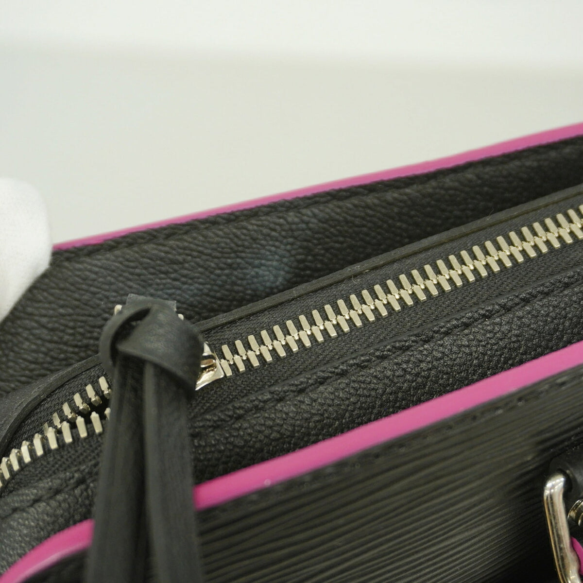 Louis Vuitton Noir Handbag (Pre-Owned)