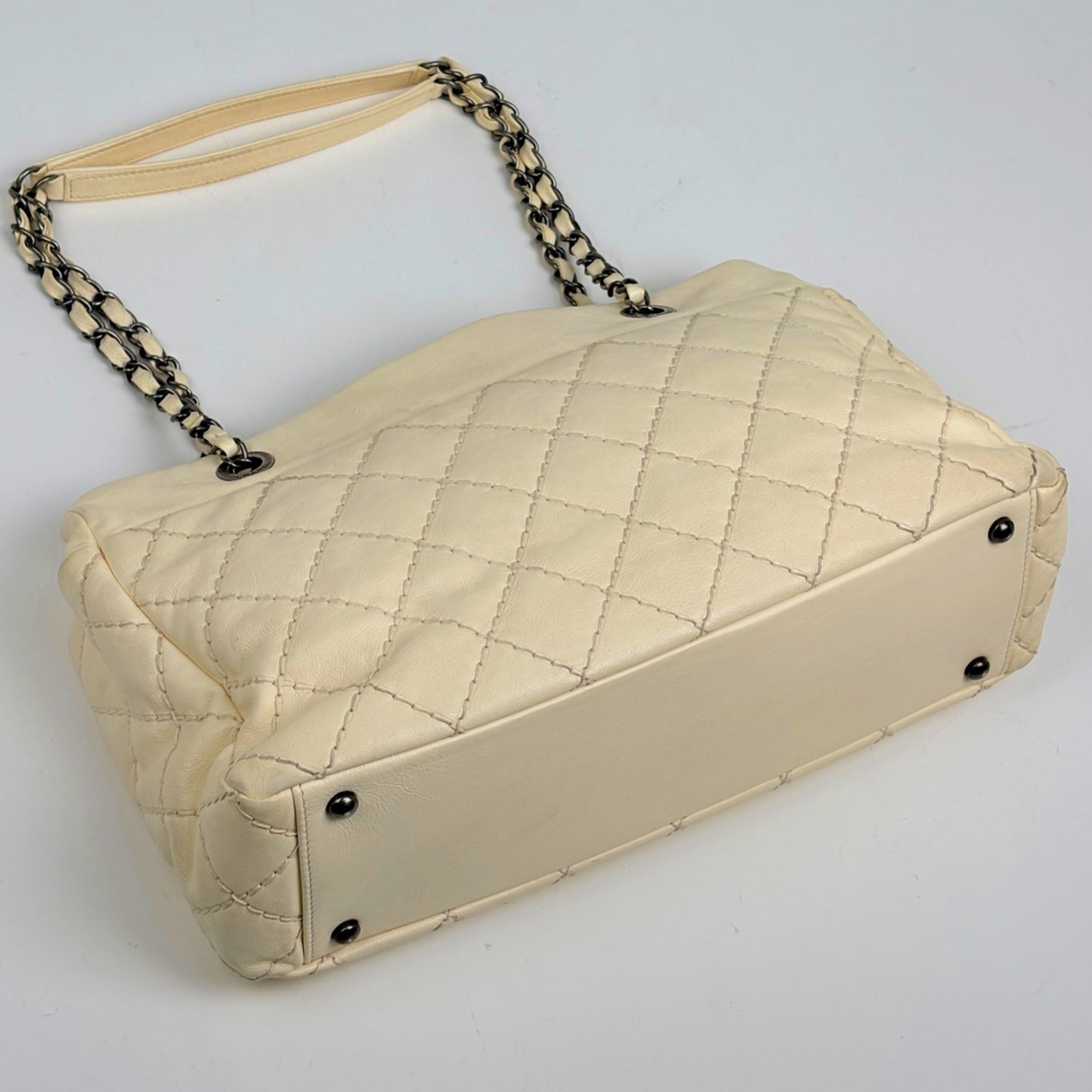 Chanel Wild Stitch White Leather Tote Bag (Pre-Owned)