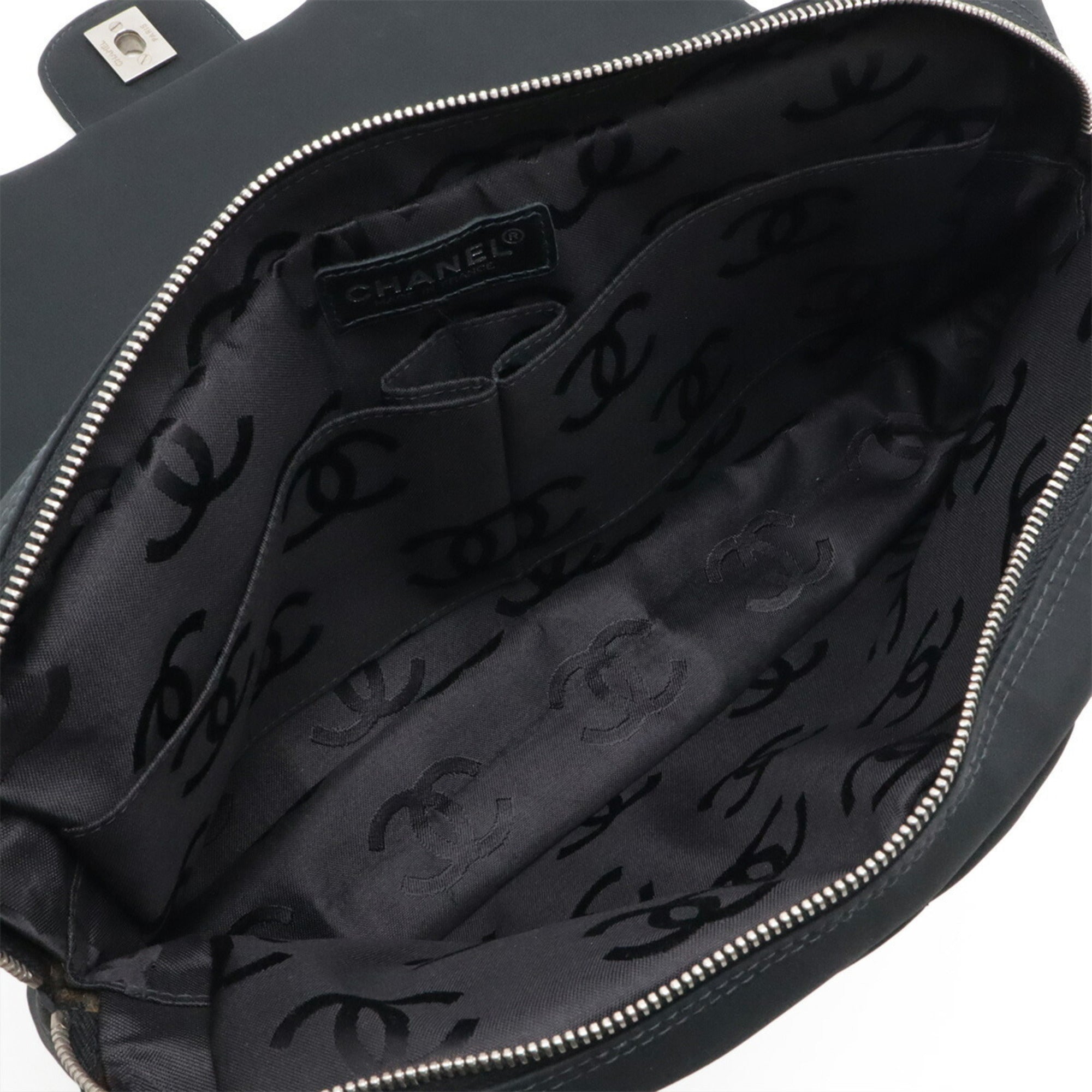 Chanel Black Nylon Shoulder Bag (Pre-Owned)