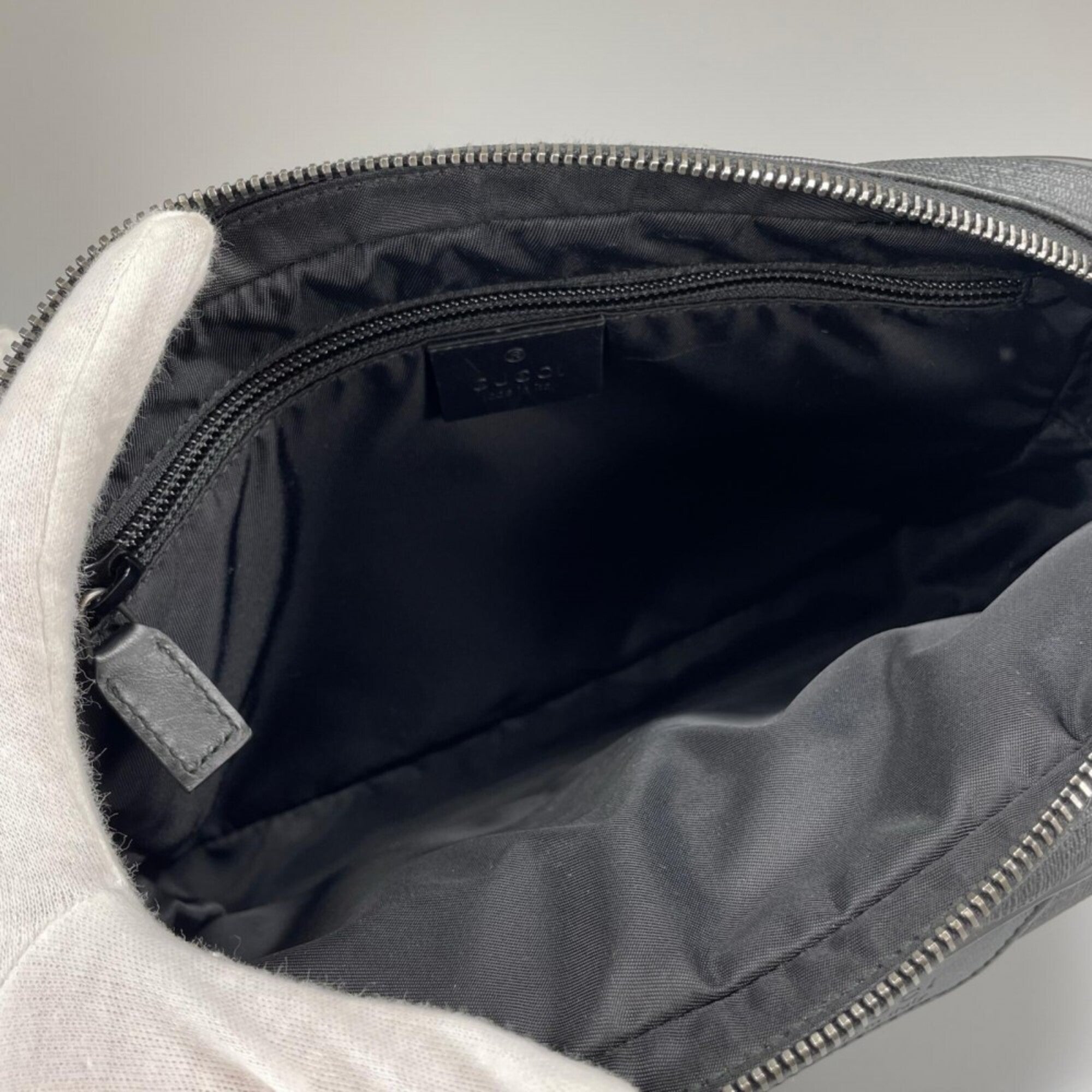 Gucci Black White Gg Supreme Clutch Bag (Pre-Owned)