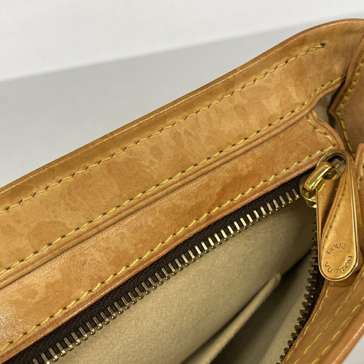 Louis Vuitton Brown Shoulder Bag (Pre-Owned)