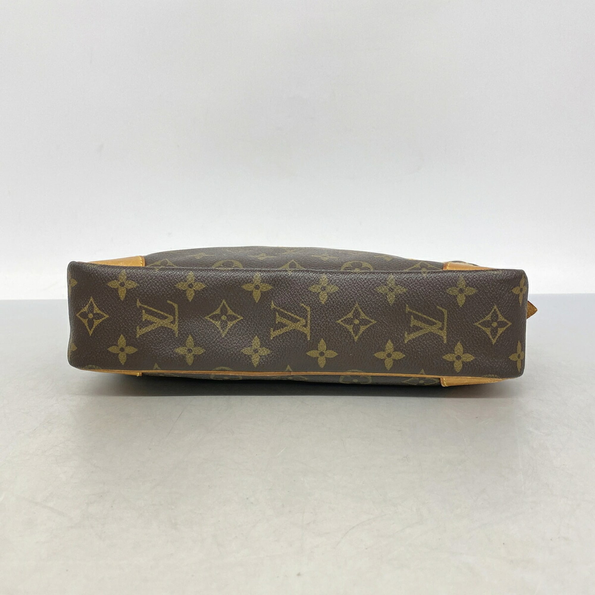 Louis Vuitton Brown Clutch Bag (Pre-Owned)