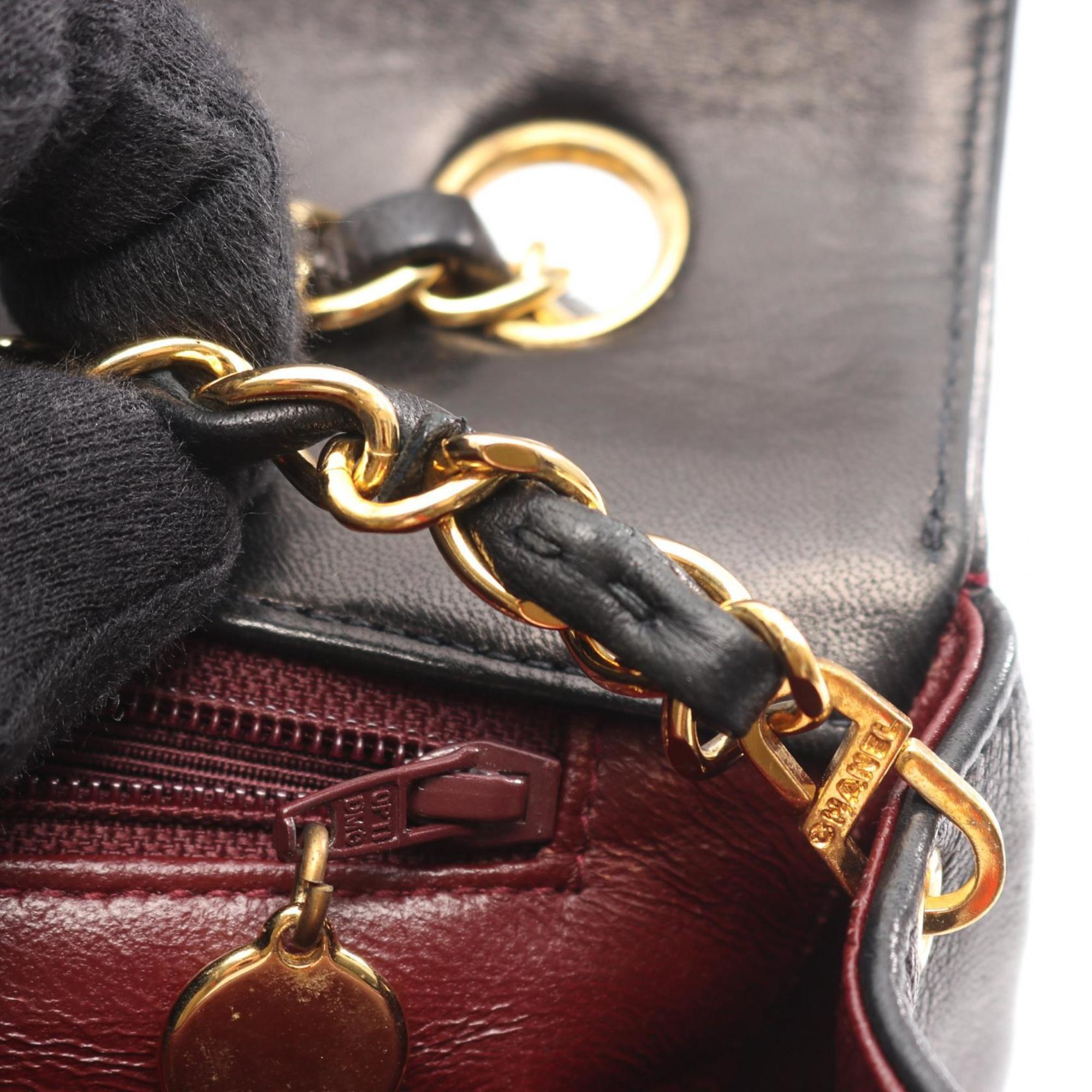 Chanel Black Leather Shoulder Bag (Pre-Owned)