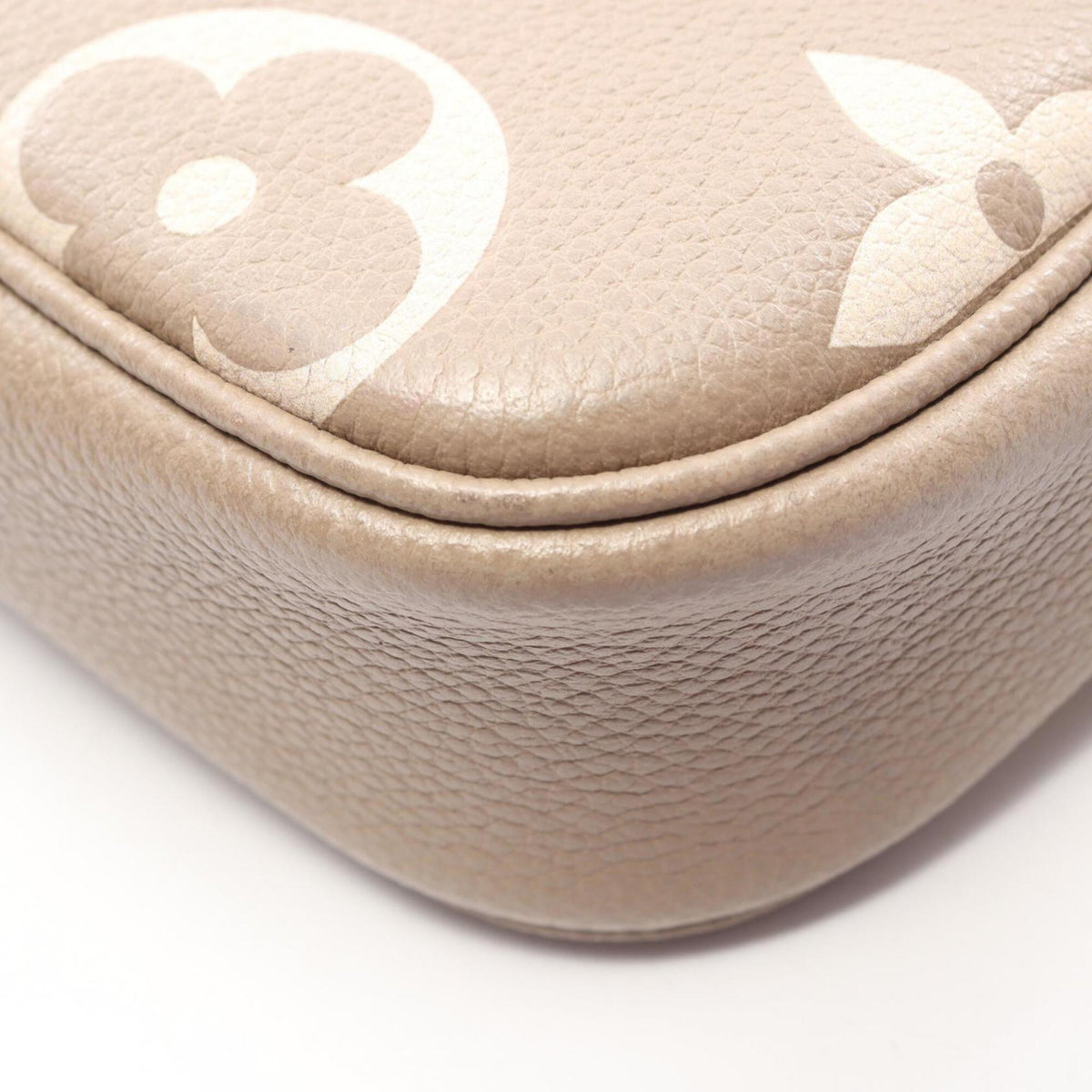 Louis Vuitton Beige Leather Handbag (Pre-Owned)