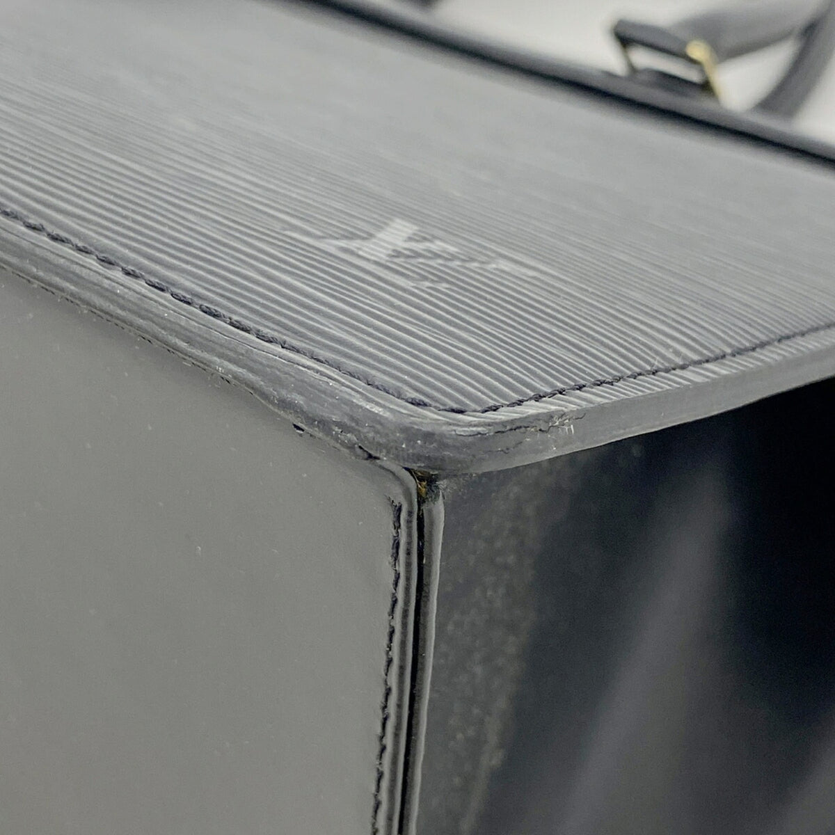 Louis Vuitton Noir Handbag (Pre-Owned)