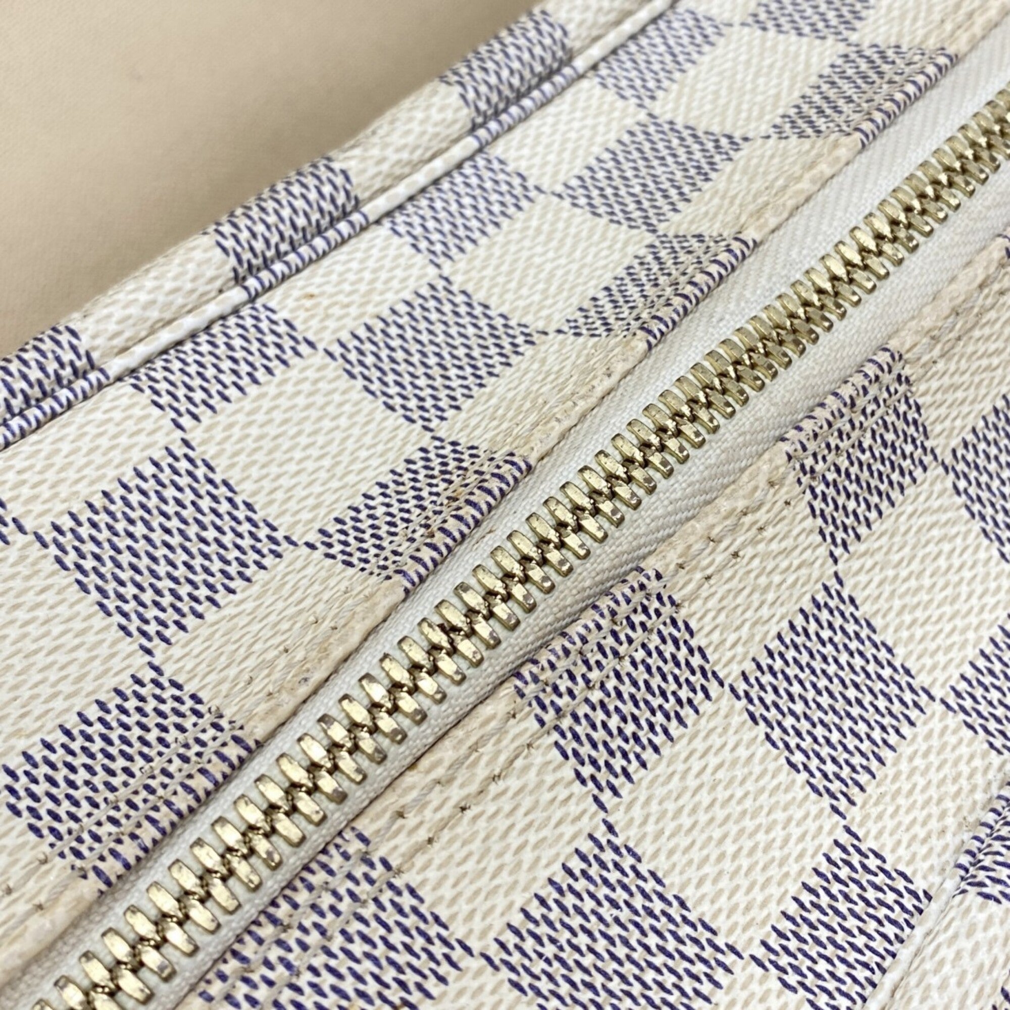 Louis Vuitton White Shoulder Bag (Pre-Owned)