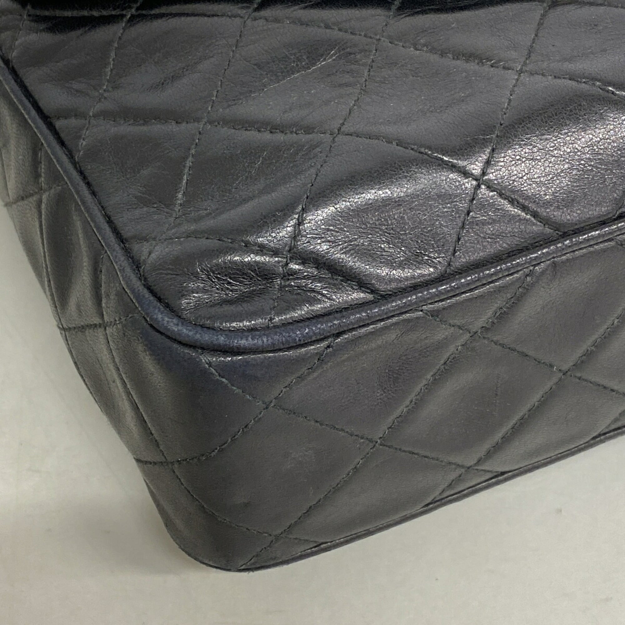Chanel Black Leather Shoulder Bag (Pre-Owned)