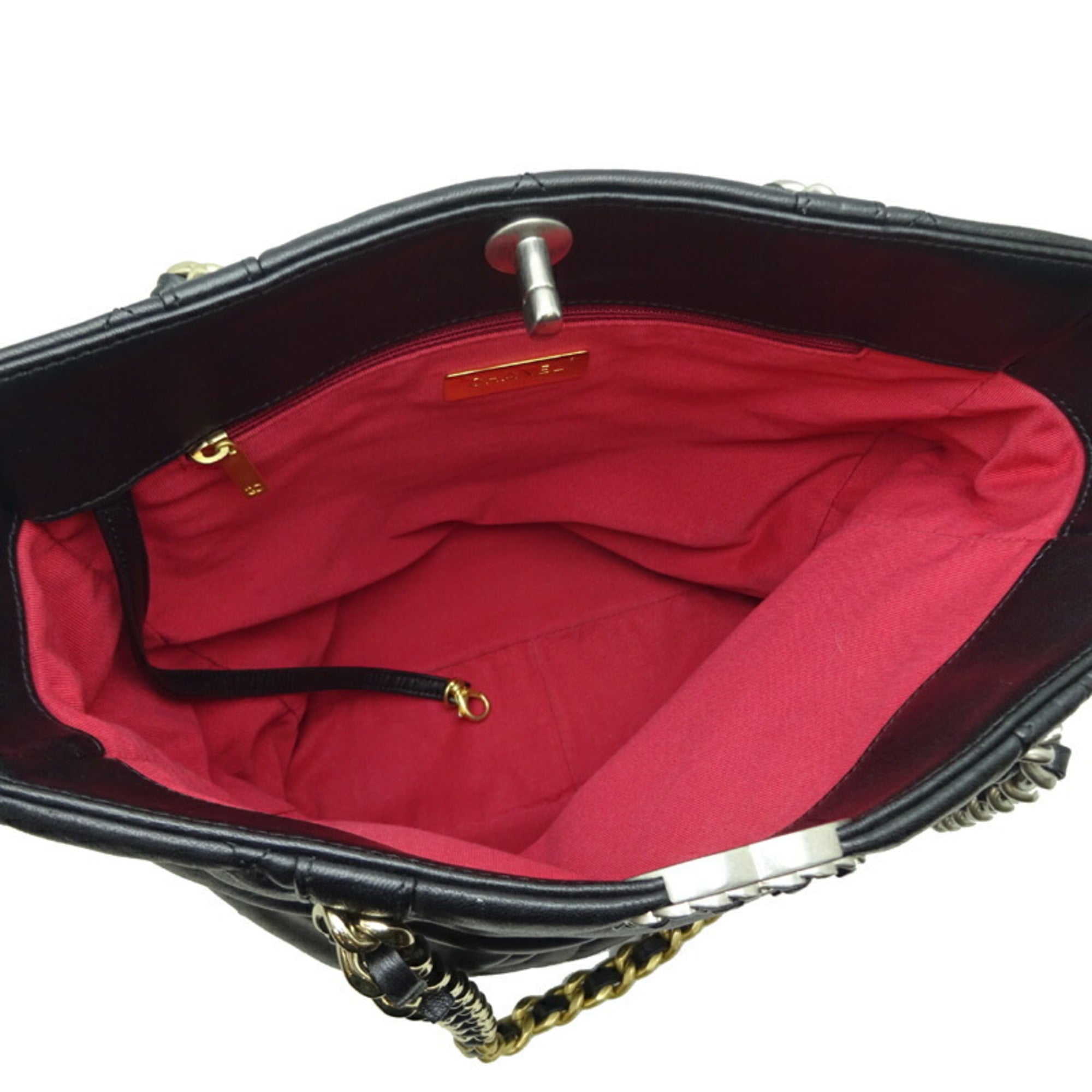 Chanel Black Leather Shoulder Bag (Pre-Owned)