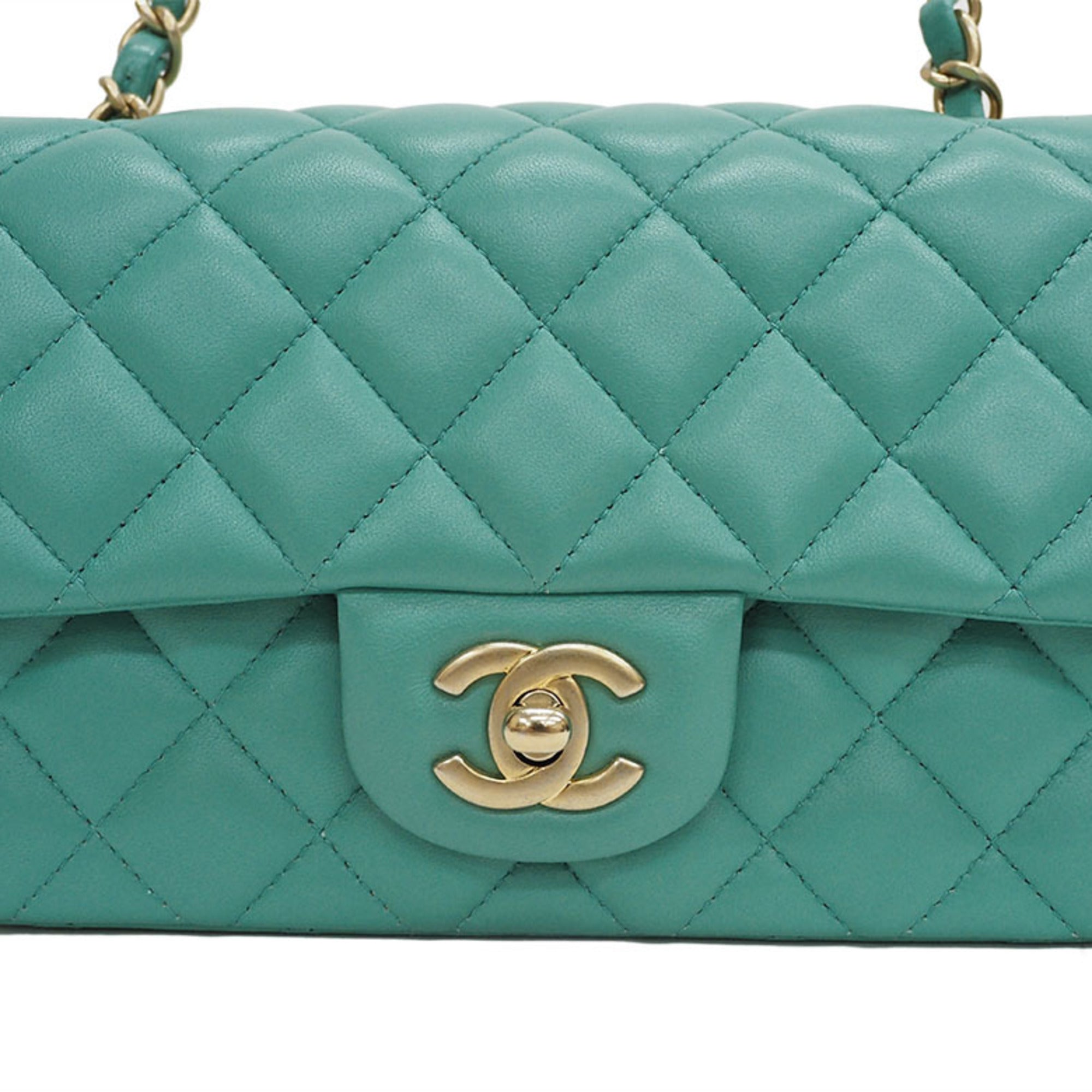 Chanel Green Shoulder Bag (Pre-Owned)