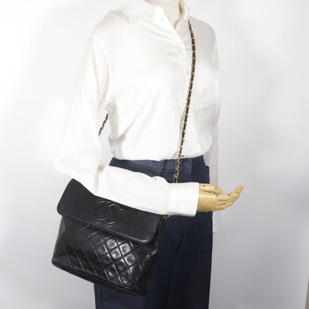 Chanel Matelasse Black Leather Shoulder Bag (Pre-Owned)