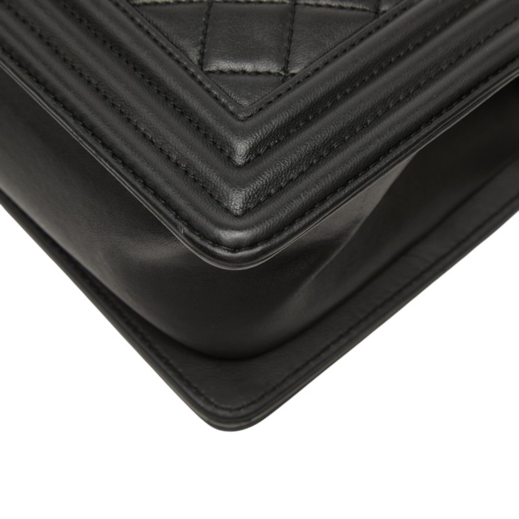 Chanel Black Leather Shoulder Bag (Pre-Owned)