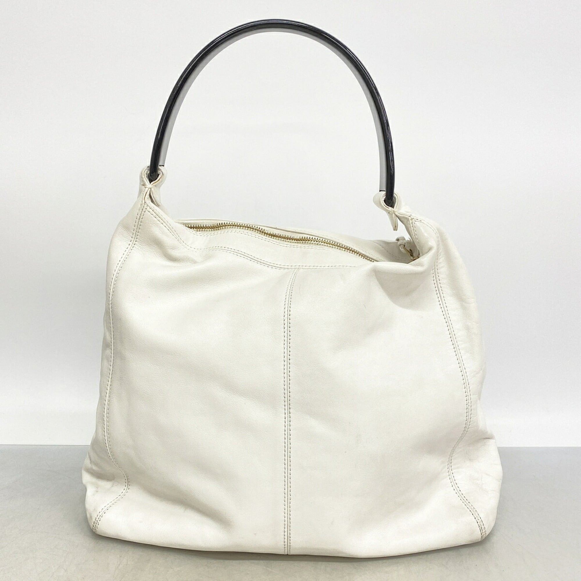 Chanel White Leather Shoulder Bag (Pre-Owned)