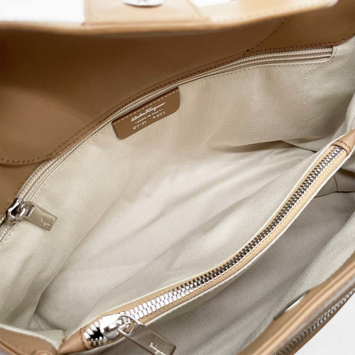 Salvatore Ferragamo Beige Silver Leather Handbag (Pre-Owned)