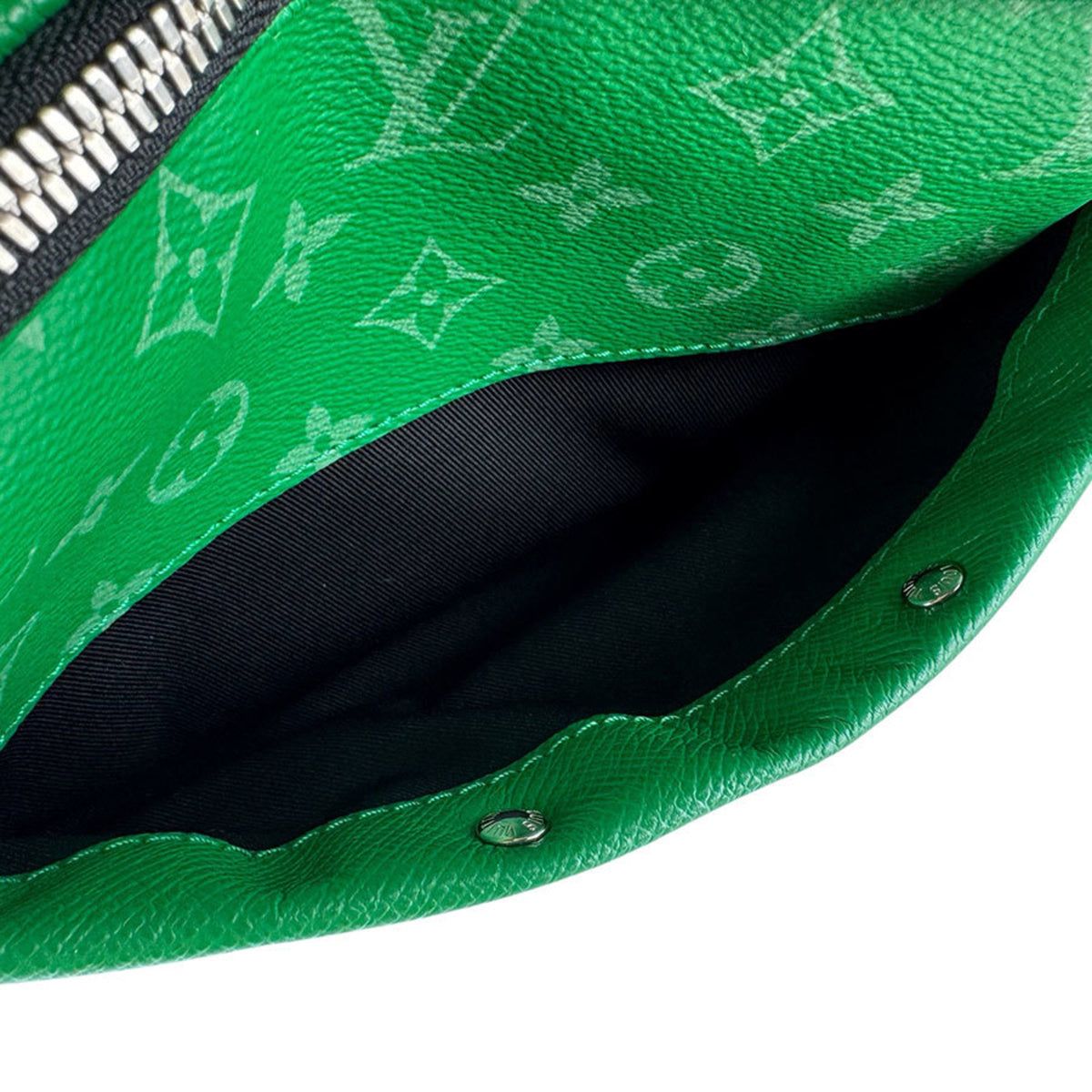 Louis Vuitton Vert Taigarama Shoulder Bag (Pre-Owned)