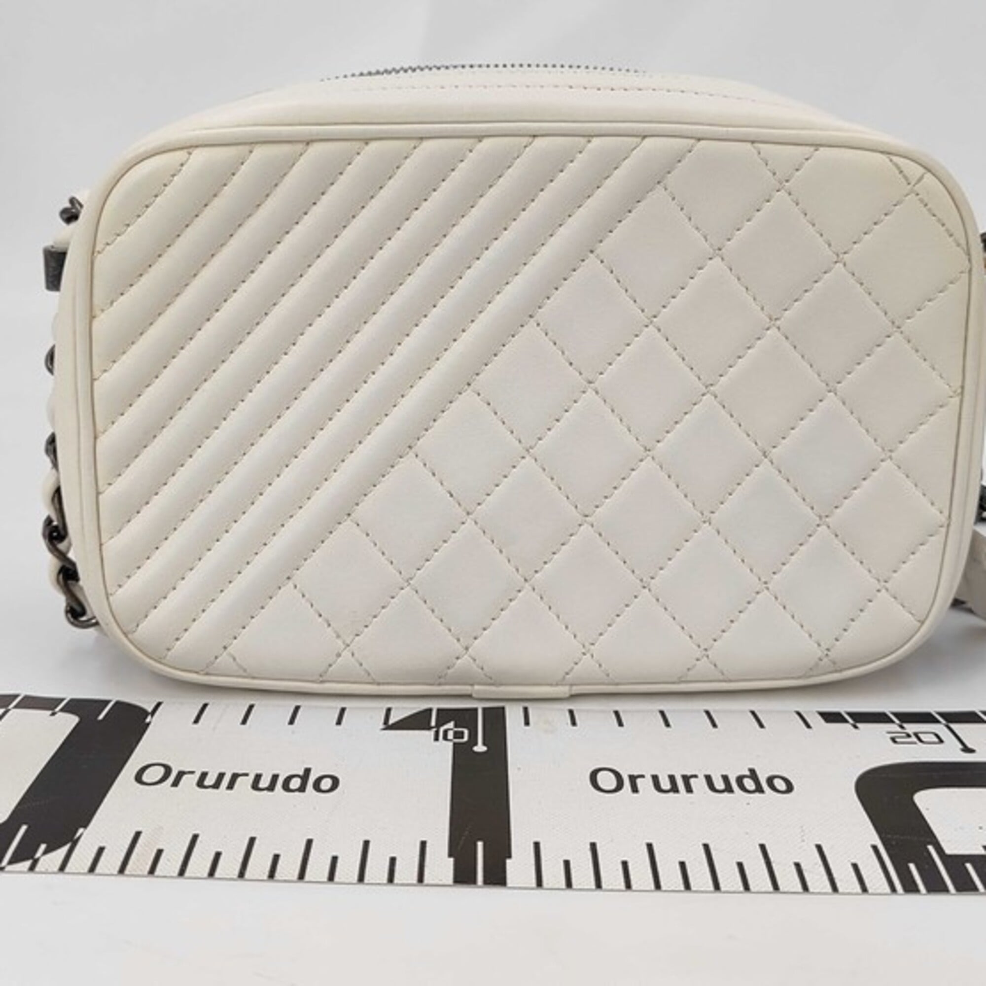 Chanel White Leather Shoulder Bag (Pre-Owned)