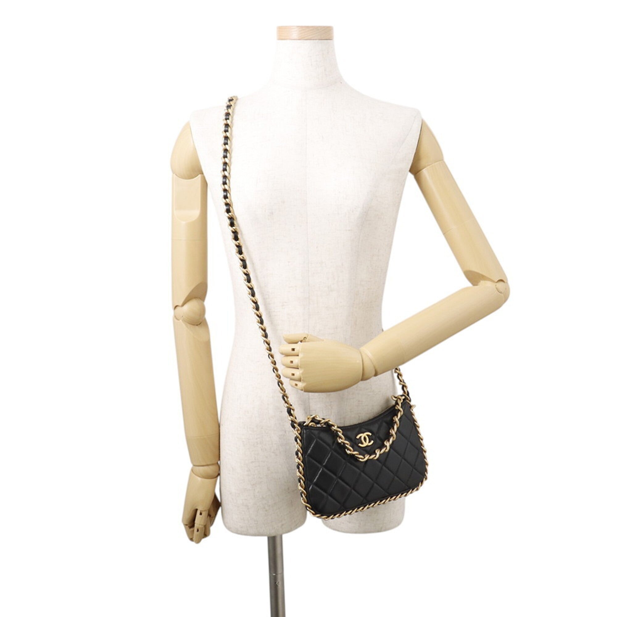 Chanel Black Leather Shoulder Bag (Pre-Owned)