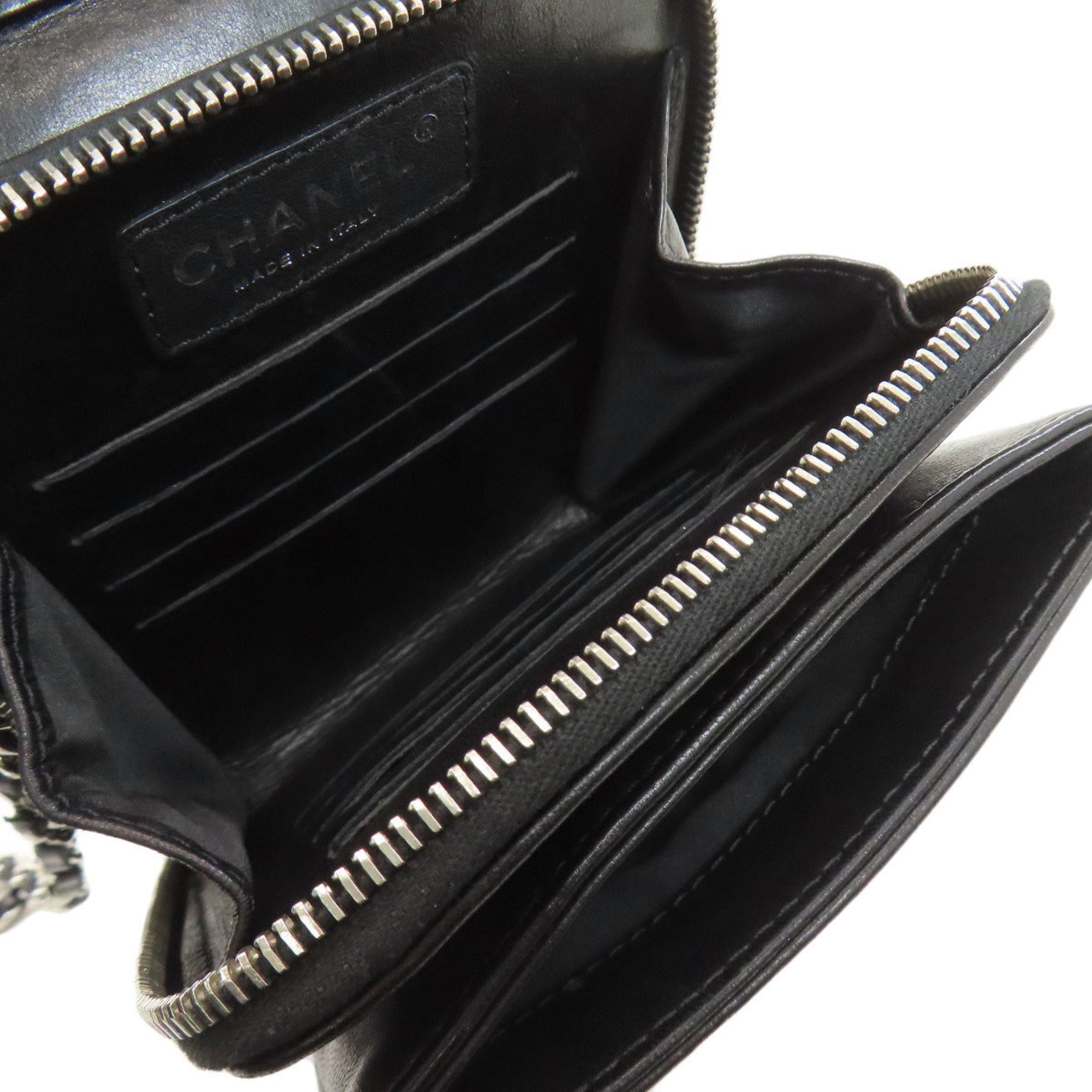Chanel Black Leather Shoulder Bag (Pre-Owned)