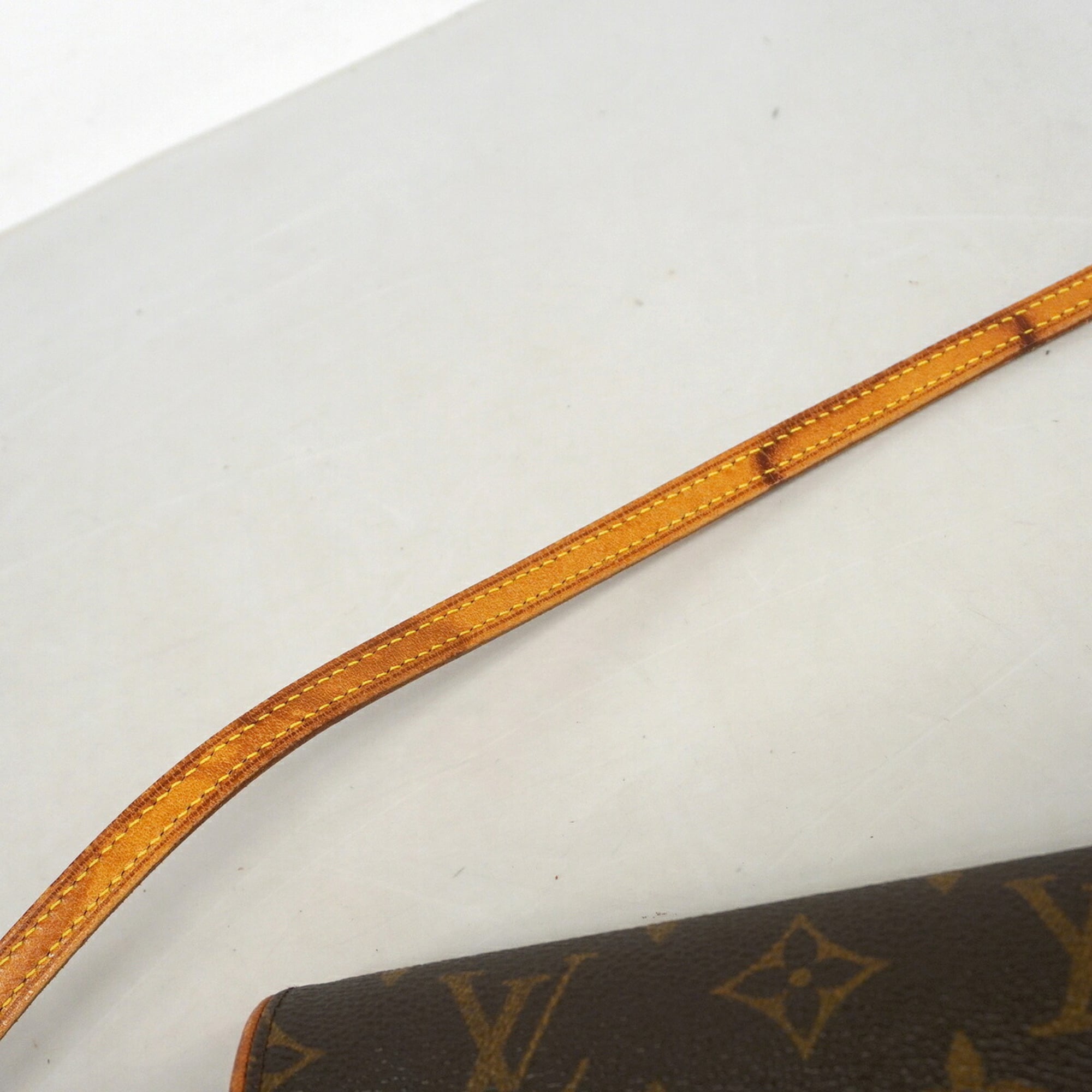 Louis Vuitton Brown Shoulder Bag (Pre-Owned)