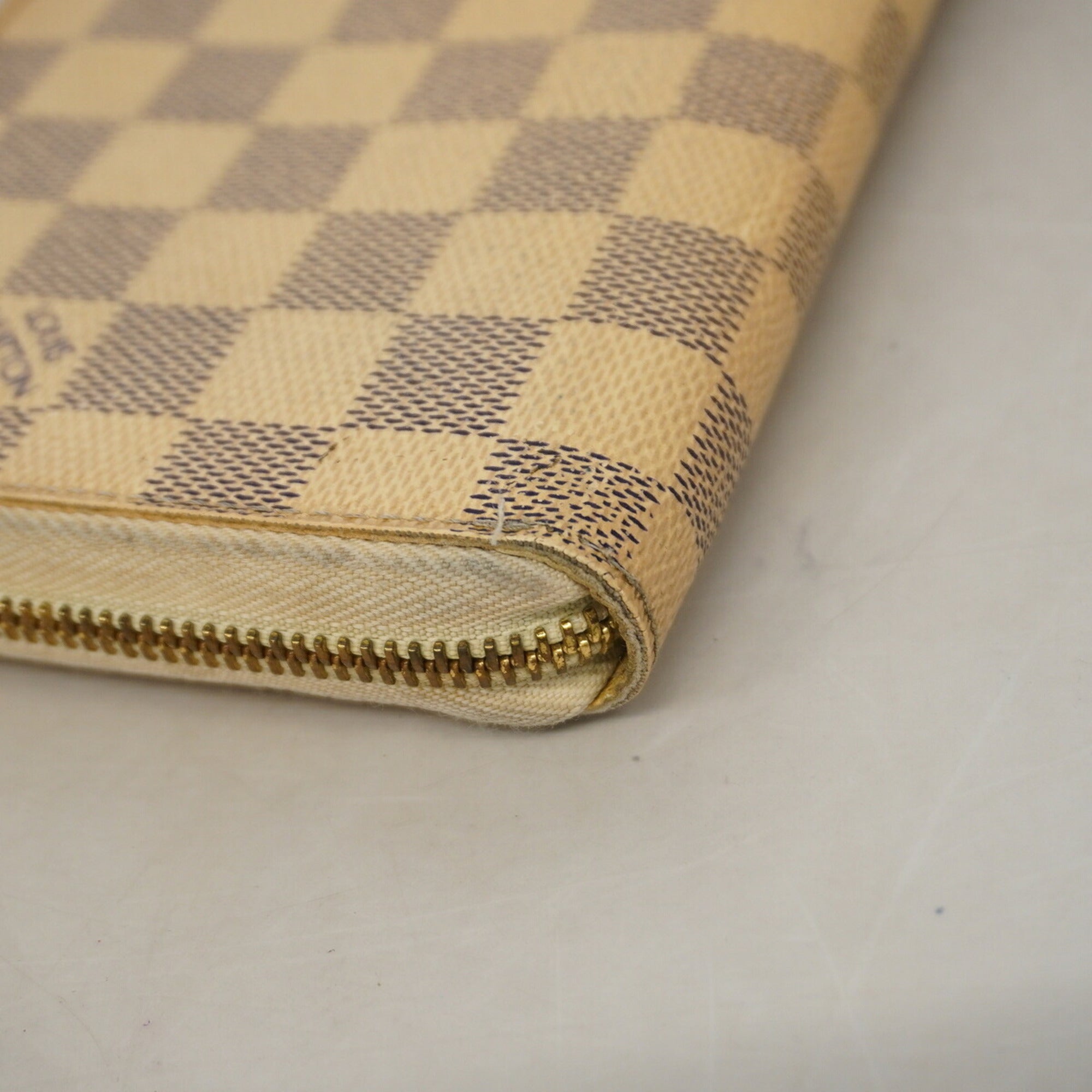 Louis Vuitton White Long Wallet (Bi-Fold) (Pre-Owned)