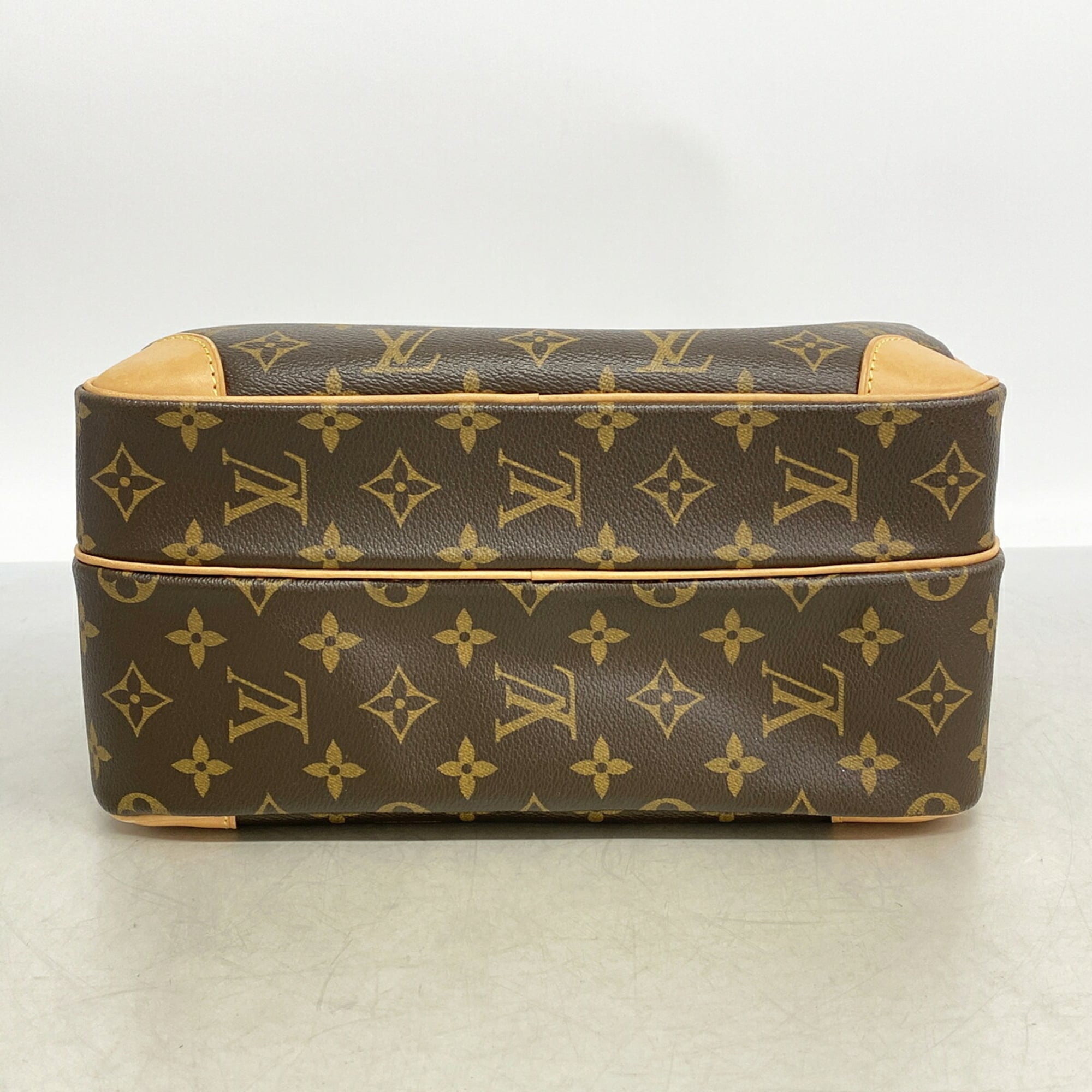 Louis Vuitton Brown Shoulder Bag (Pre-Owned)