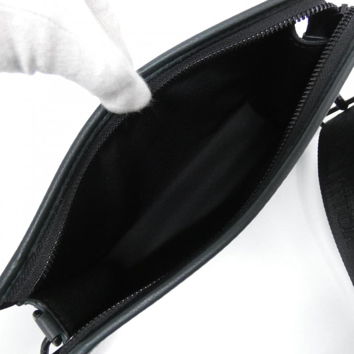 Louis Vuitton Green Leather Pouch Shoulder Bag (Pre-Owned)