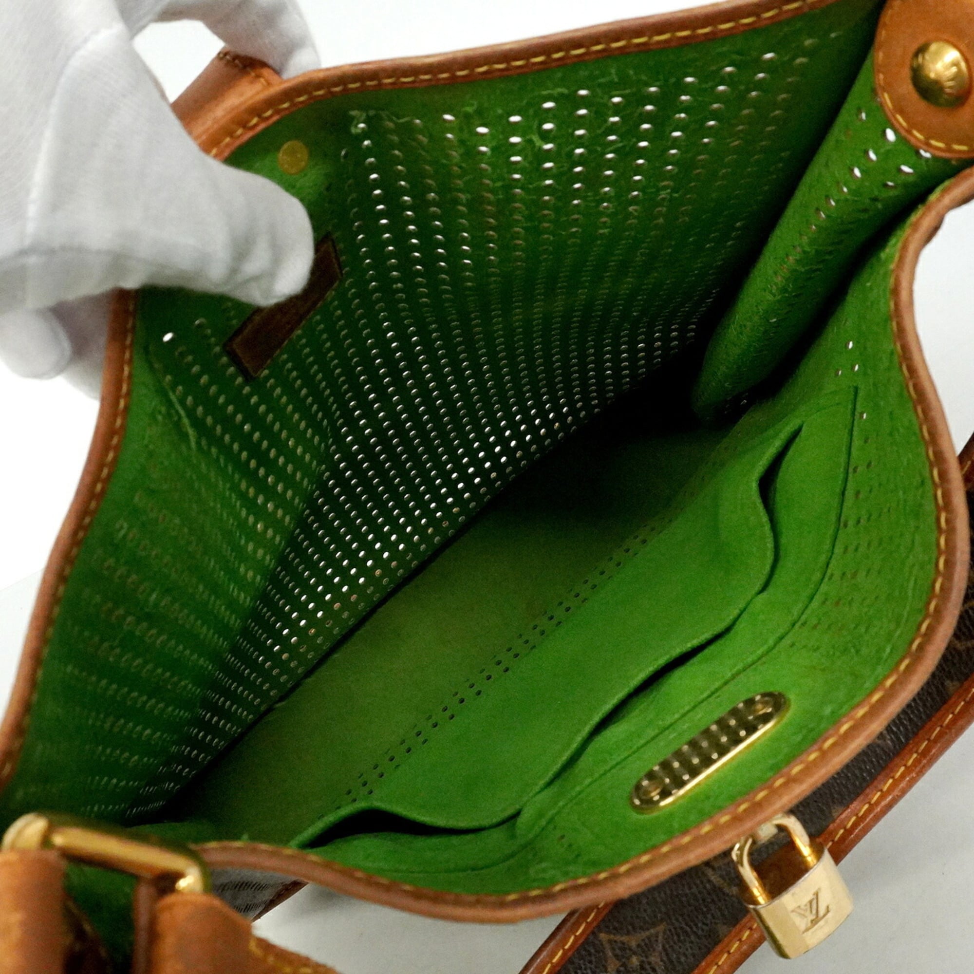 Louis Vuitton Vert Shoulder Bag (Pre-Owned)