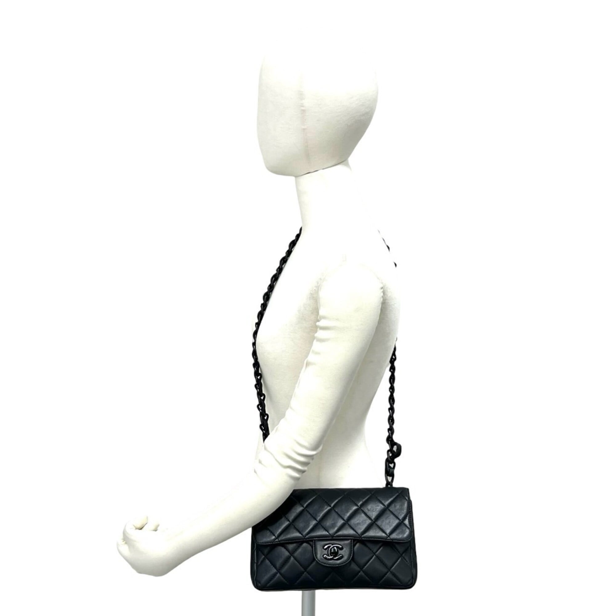 Chanel Black Leather Shoulder Bag (Pre-Owned)