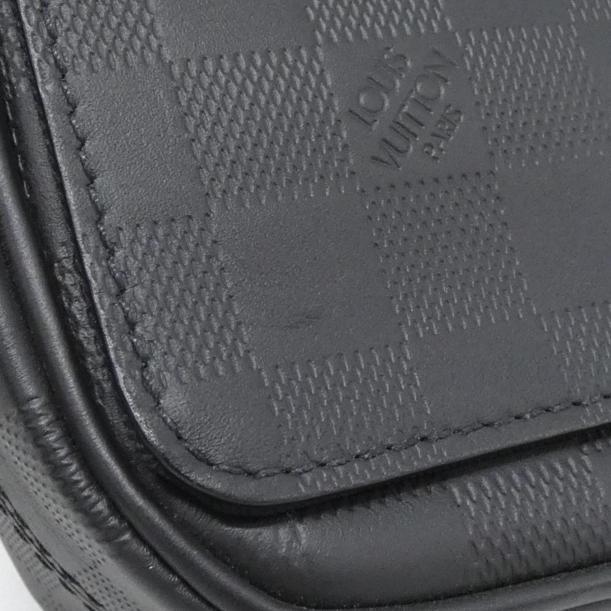 Louis Vuitton Black Leather Shoulder Bag (Pre-Owned)
