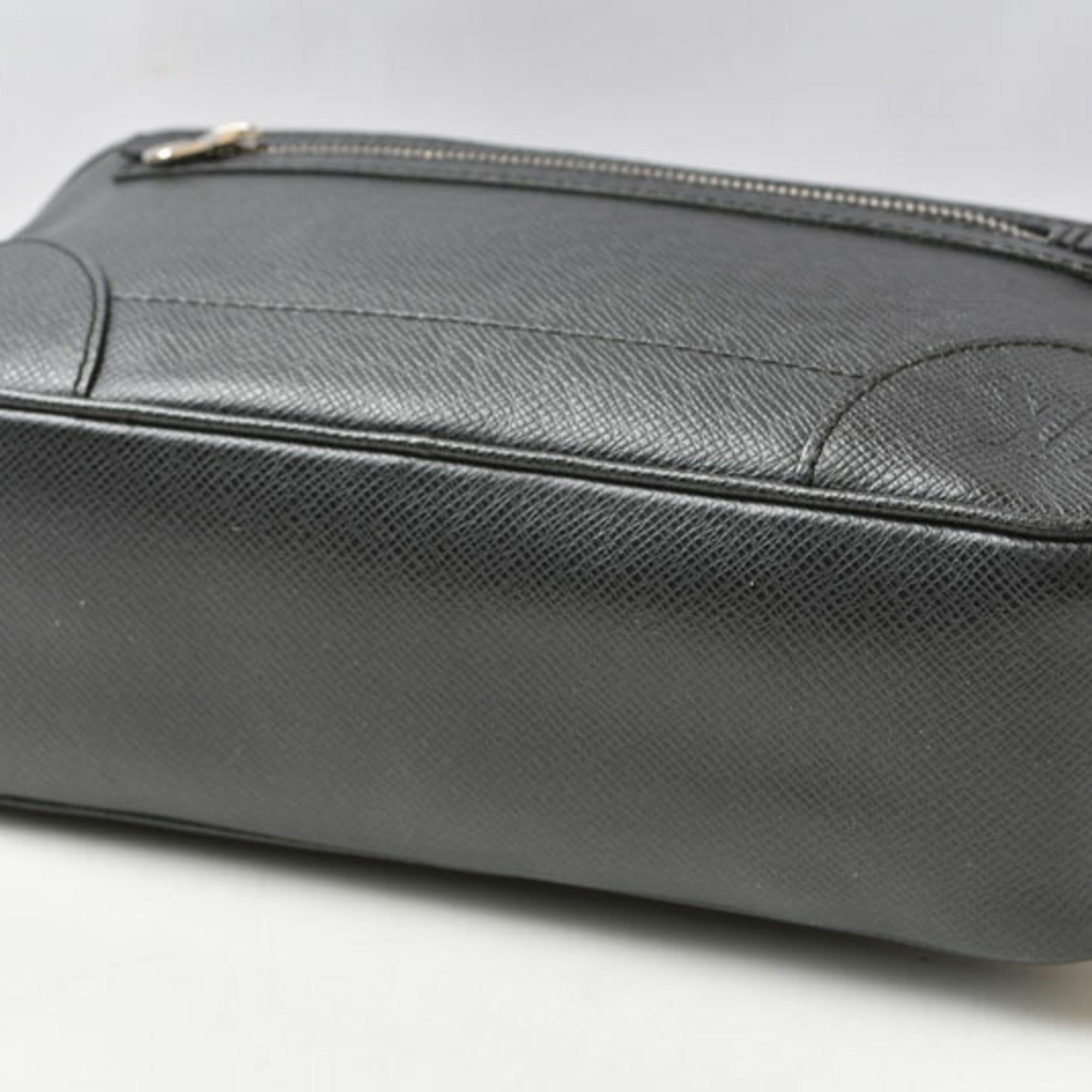 Louis Vuitton Ardoise Black Taiga Leather Clutch Bag (Pre-Owned)