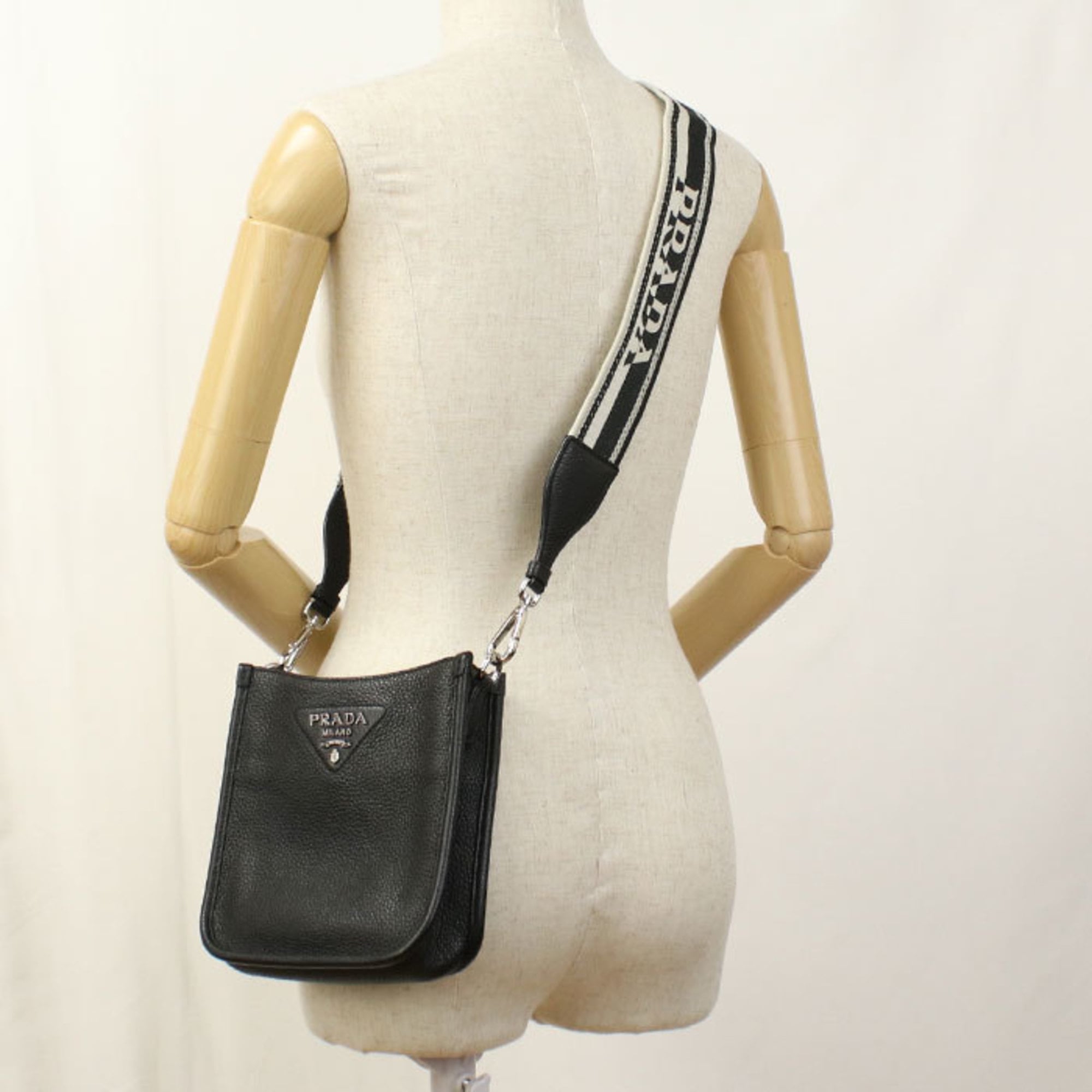Prada Black Leather Shoulder Bag (Pre-Owned)