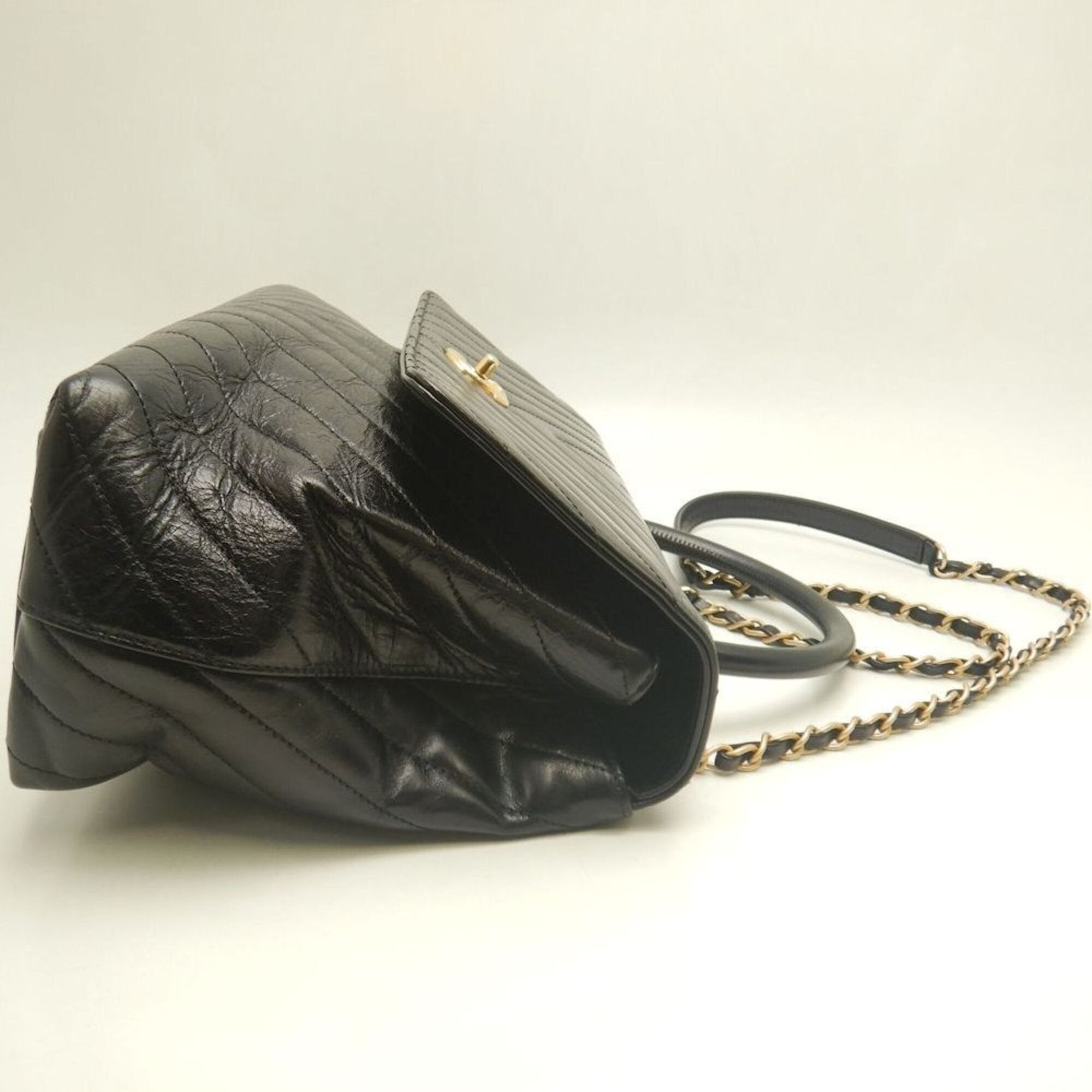 Chanel Black Leather Handbag (Pre-Owned)