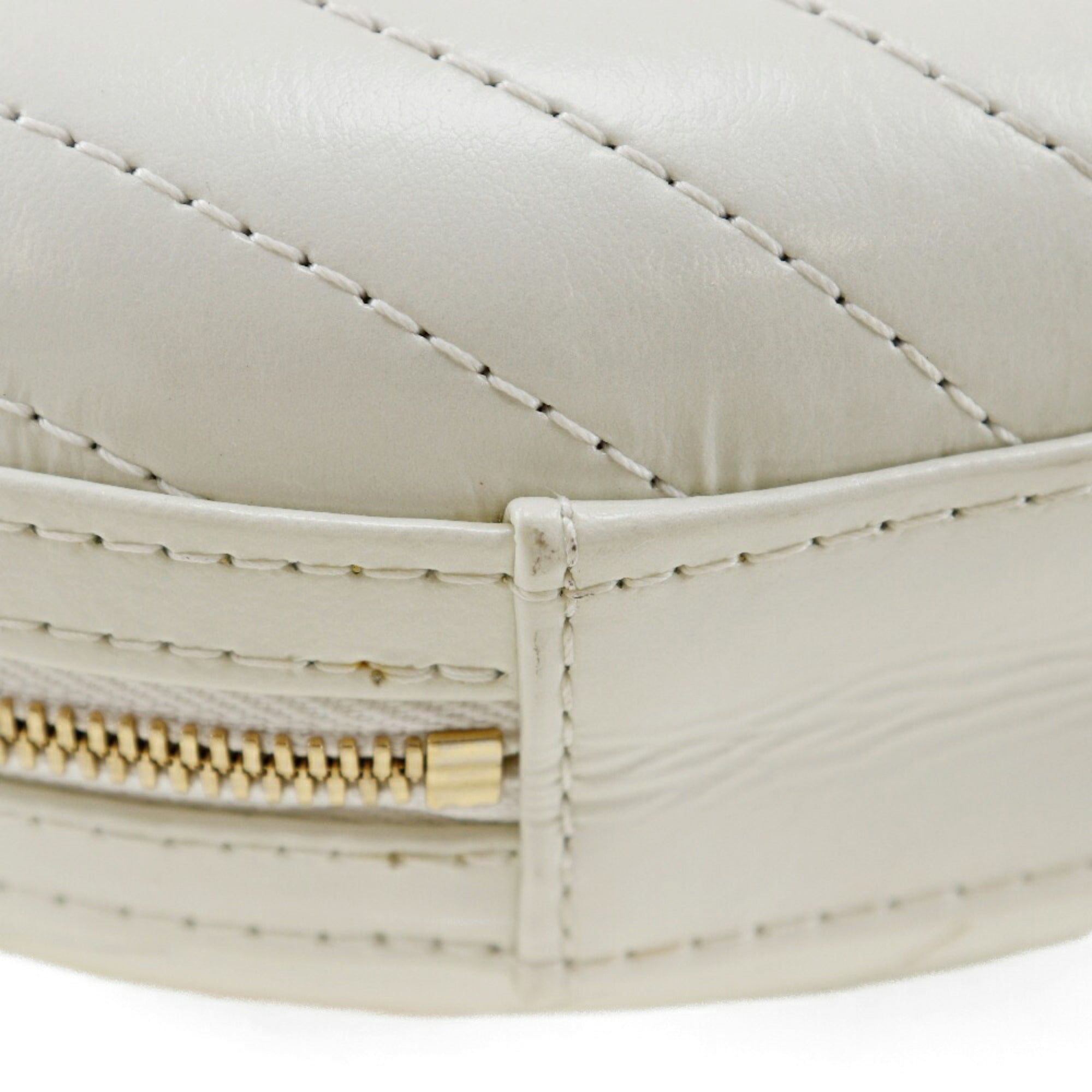 Chanel White Leather Shoulder Bag (Pre-Owned)