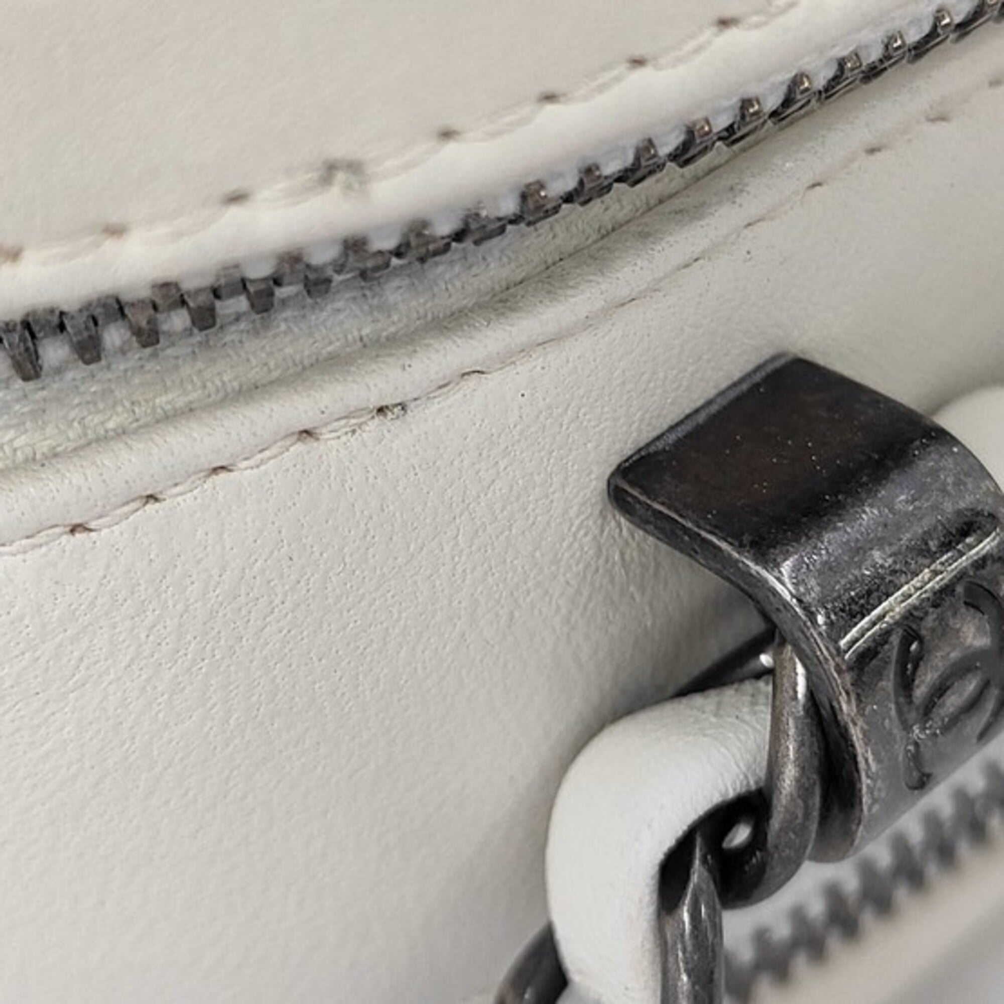 Chanel White Leather Shoulder Bag (Pre-Owned)